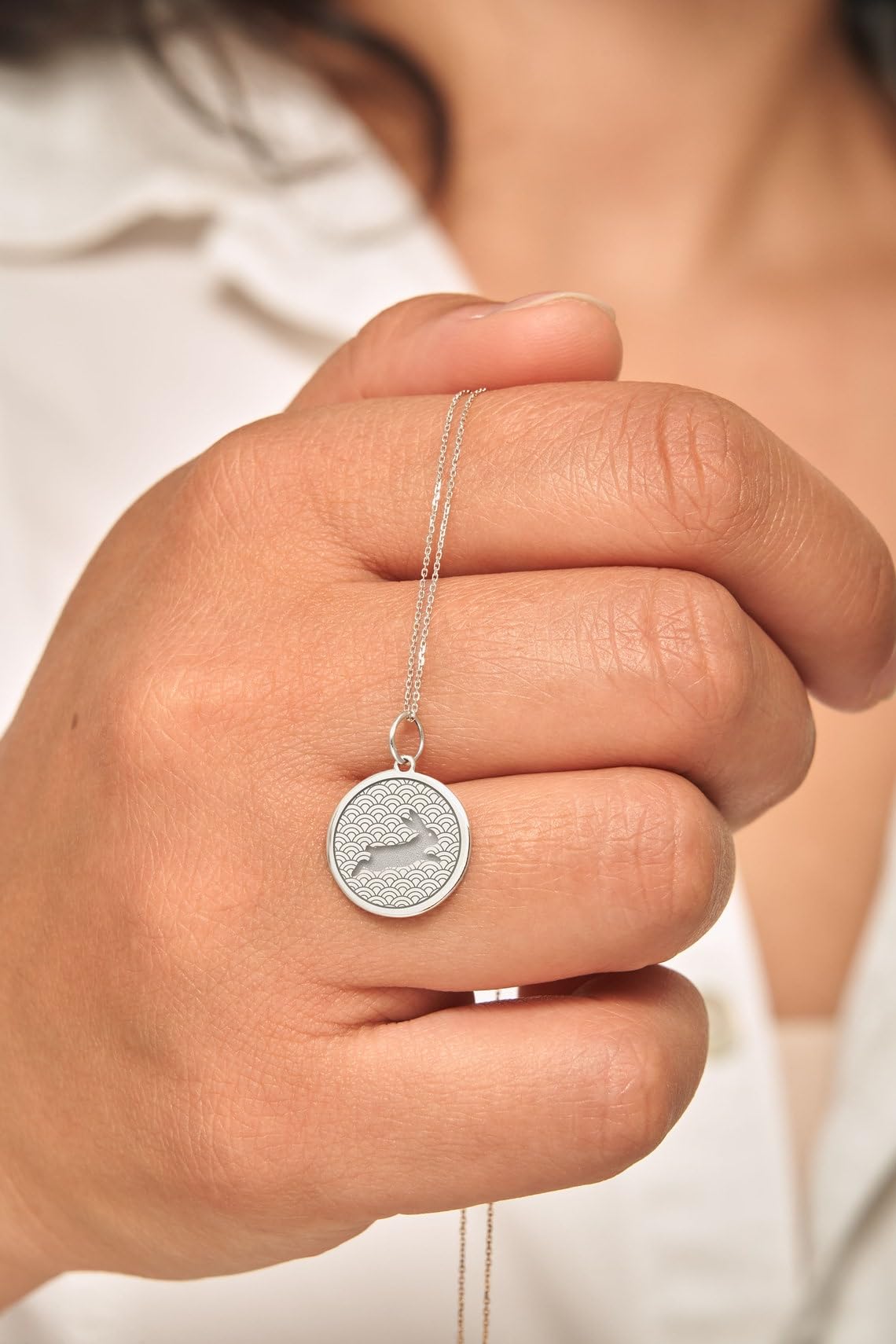 LKBEADS Collana con ciondolo a forma di moneta con incisione a forma di coniglio da 24 mm con catena a maglie da 18 pollici | Argento Sterling 925 | Gioielli regalo unisex | LK_PNDN_2228