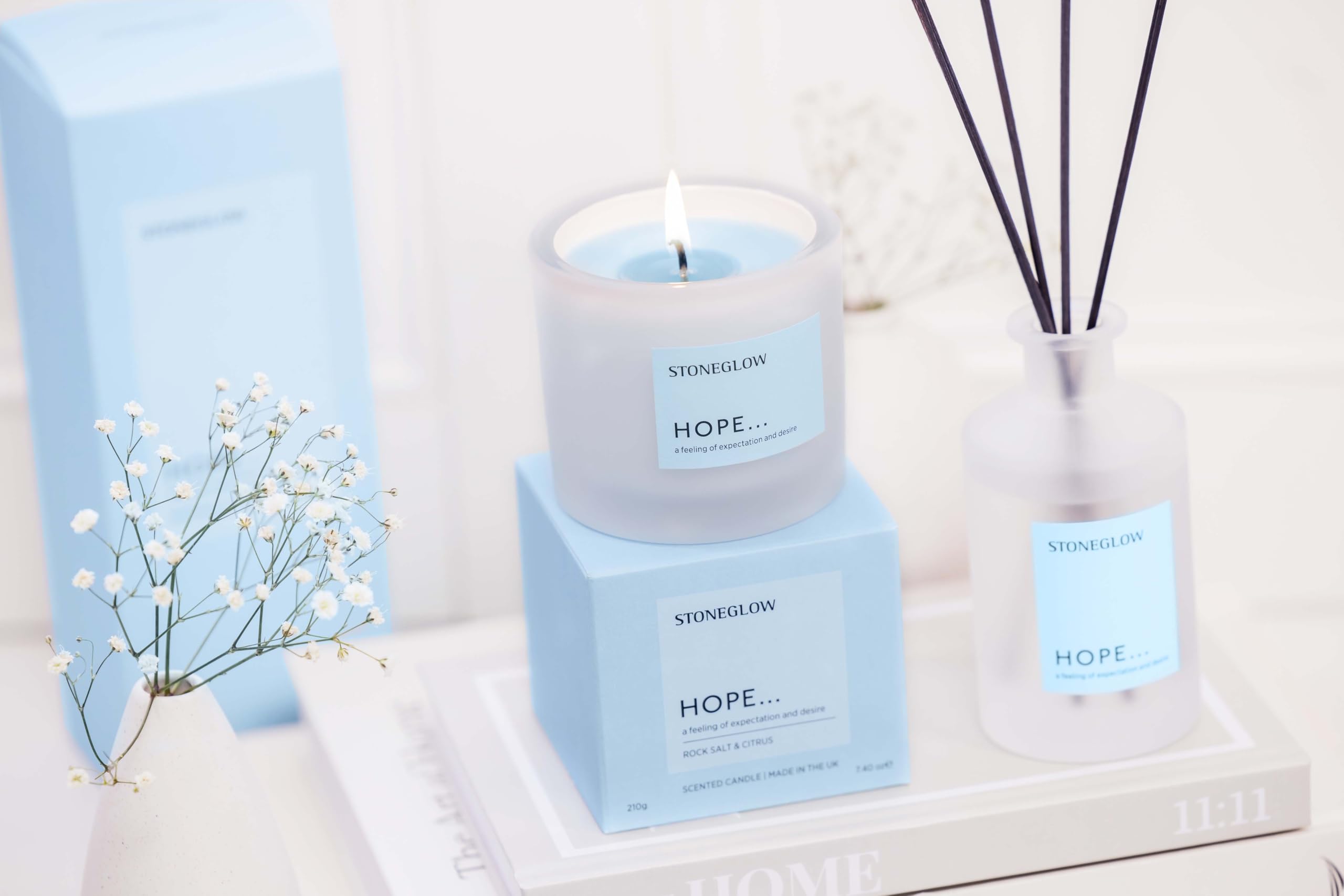 Stoneglow Affirmations – Hoffnung – Steinsalz und Zitrusfrüchte – Duftkerze im Tumbler (79 x 89 mm), Kokosnuss- und Rapswachsmischung, blaue Kerze, 40 Stunden, Bergamotte, Patchouli, Lavendel