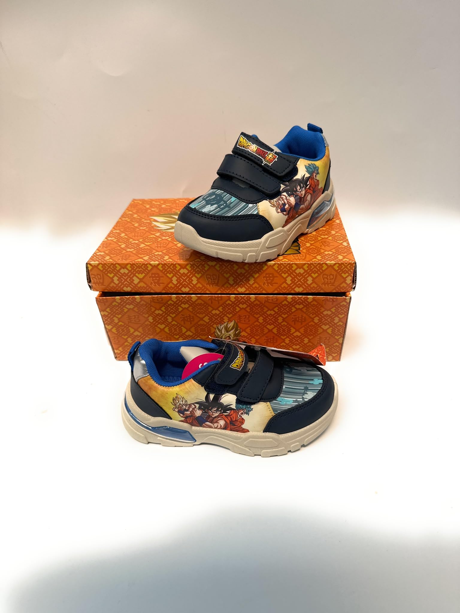 Scarpe Sneakers per Bambini Goku, Vegeta, CRILIN, Majin BU,Gohan, Suola Luminosa, Luce Rossa,Varie taglie7402 (Sistema Taglie Calzature EU, Bambino Piccolo (2-5 Anni), Numero, Media, 26)