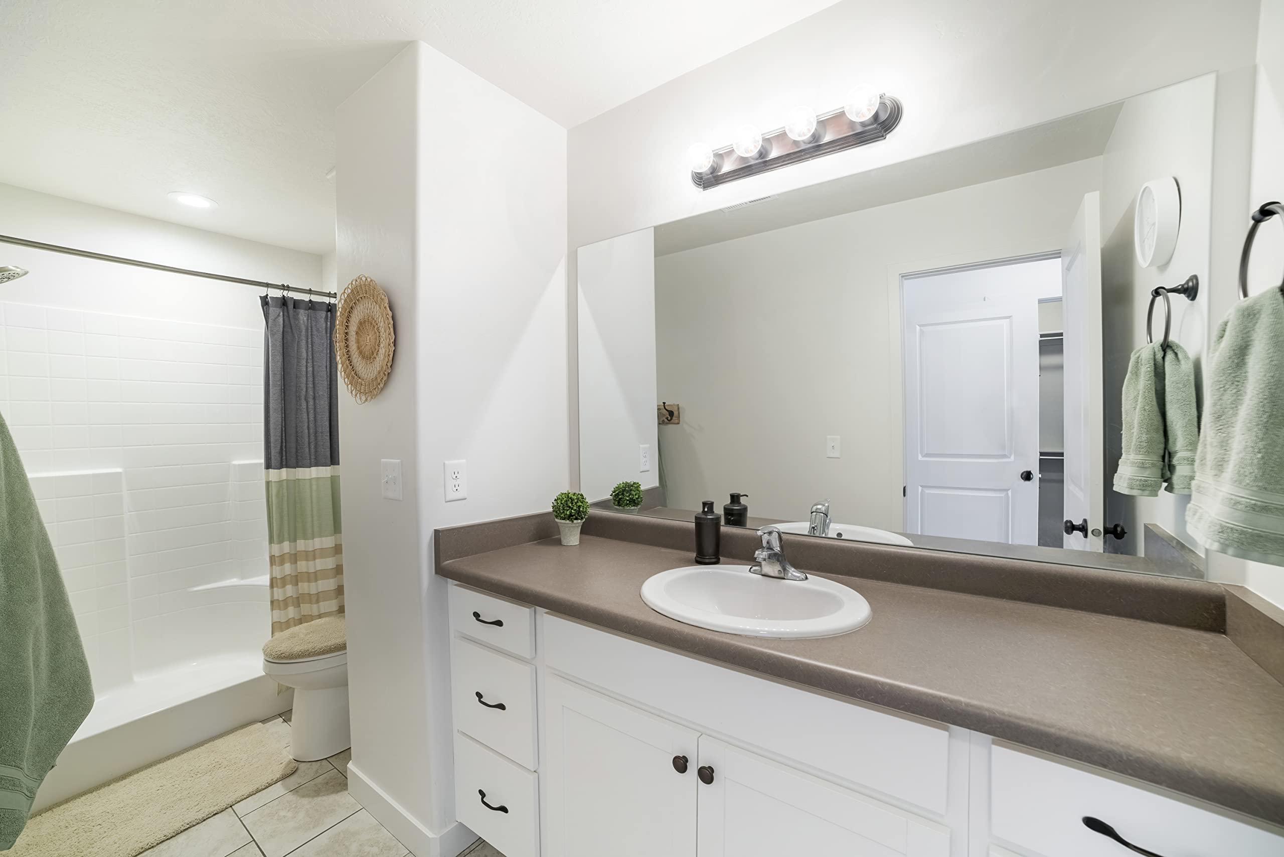 Mirroroutlet Mirroroutlet: Circuitt 4Mm Sheet Mirror Glass Polished Edges With 4 Holes