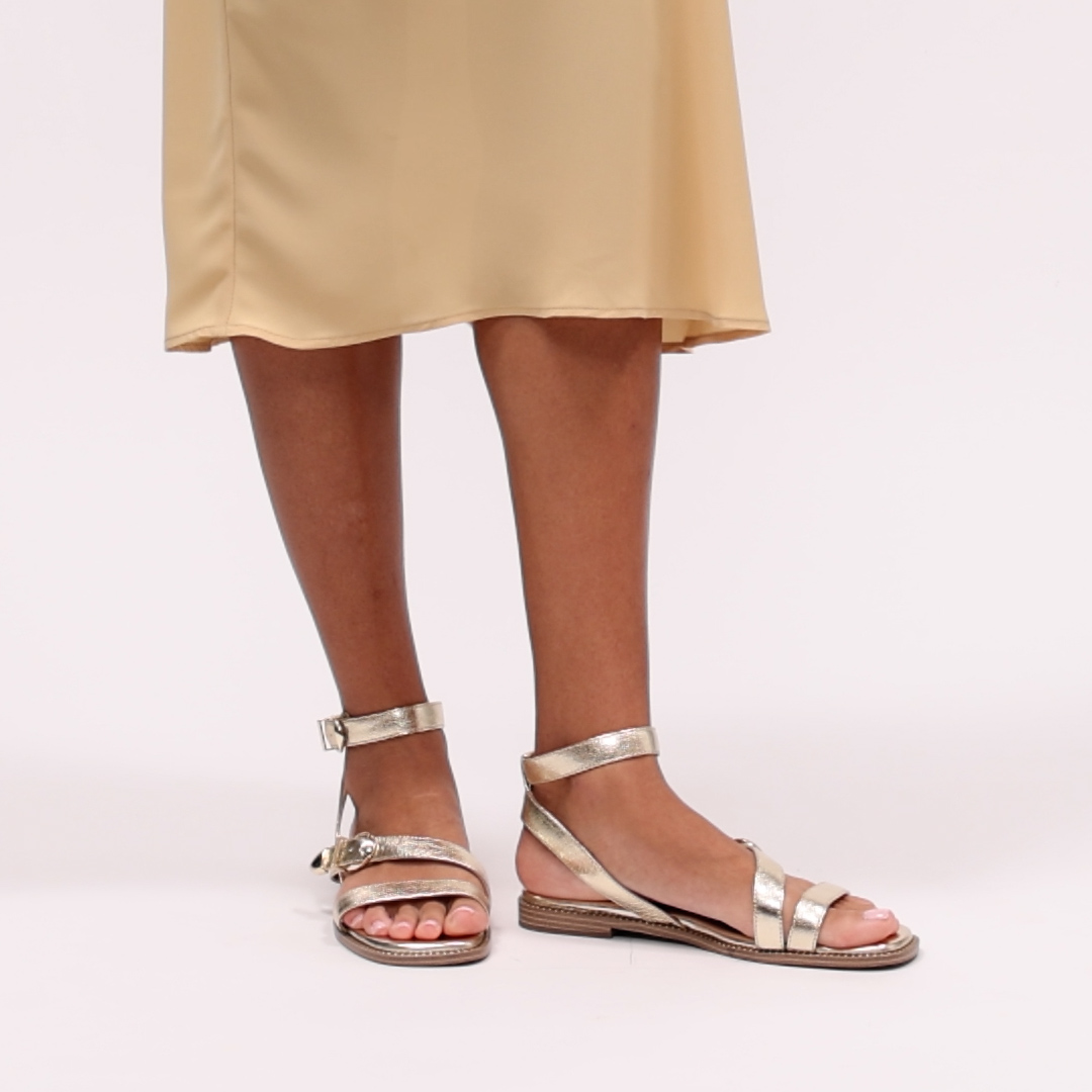 ニコ　904540 Amazon.com | Vince Camuto Women's Neiko Double Buckle Strappy Flat