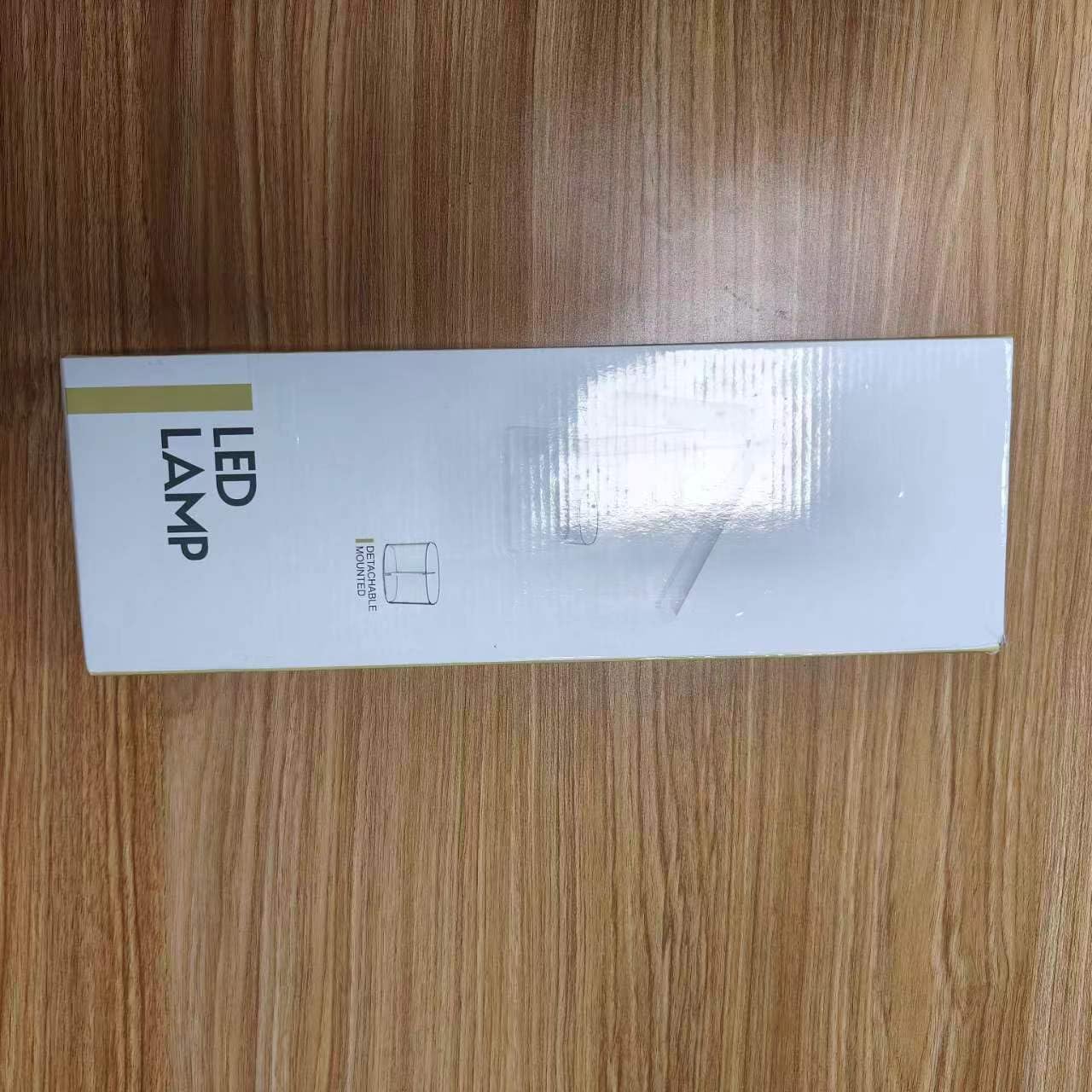 Primer plano de la lamp base showing the USB charging output port (OUTPUT 5V) and the USB input port (IN).