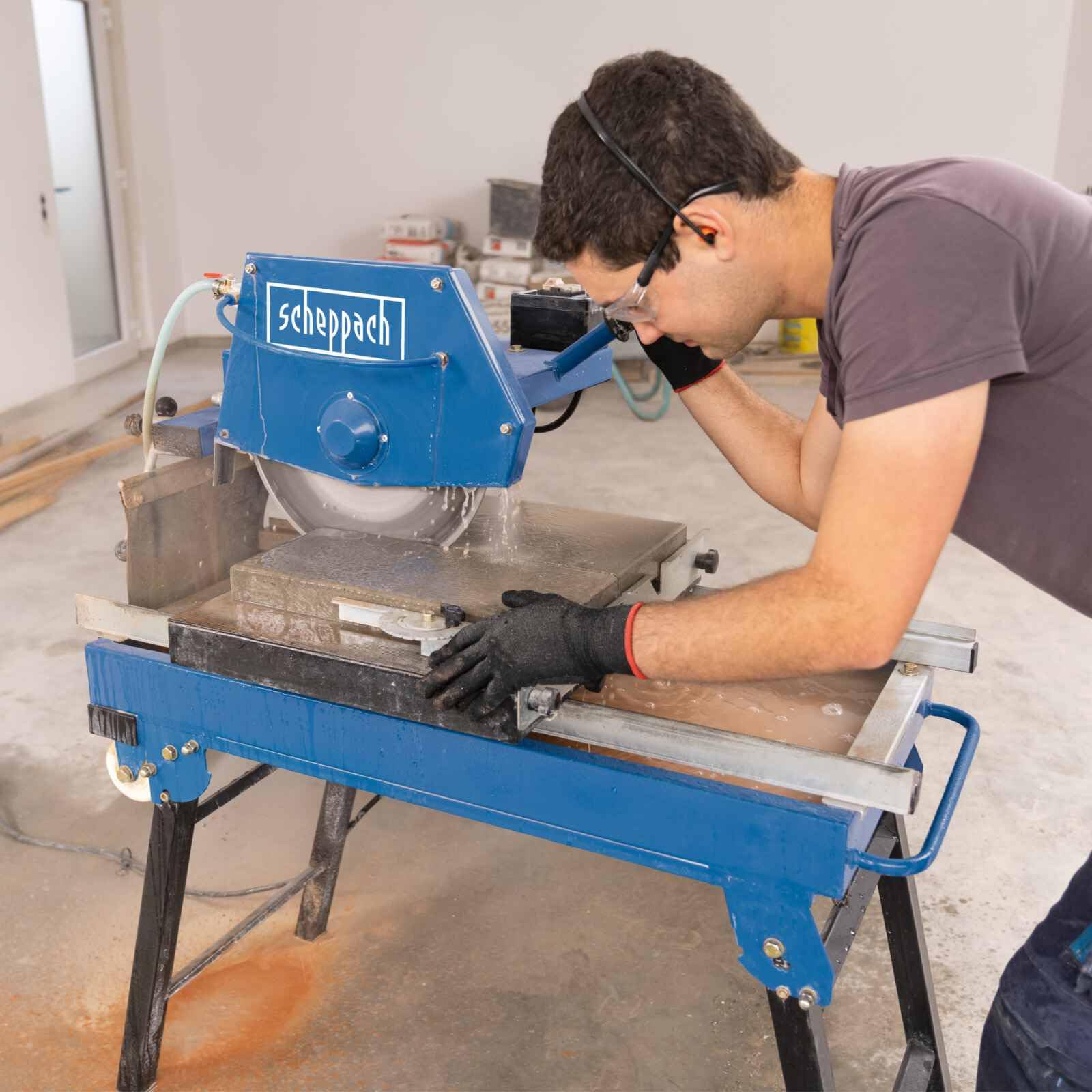 Scheppach Tronçonneuse à matériaux HSM3500 - Coupe-carreaux - 700mm de longueur de coupe - 110mm de hauteur de coupe - Pompe à eau & butée angulaire - Tête de scie 0°- +45°