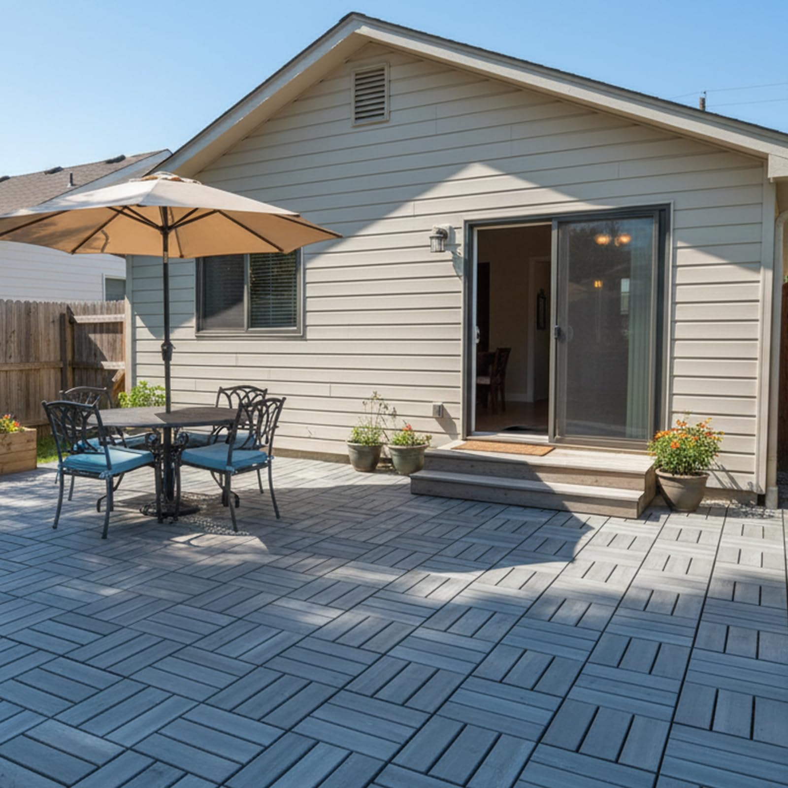 Lot de 10 dalles de terrasse emboîtables en acacia, 30,5 x 30,5 cm, résistantes à l'eau pour intérieur et extérieur, couleur grise, joint carré, motif à rayures (12 lattes)