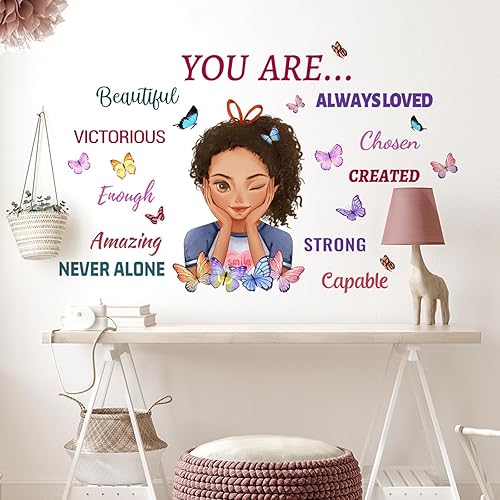 Calcomanía de pared con diseño de mariposa religiosa de niña negra, frase positiva afroamericana con texto en inglés "You are Beautiful", decoración