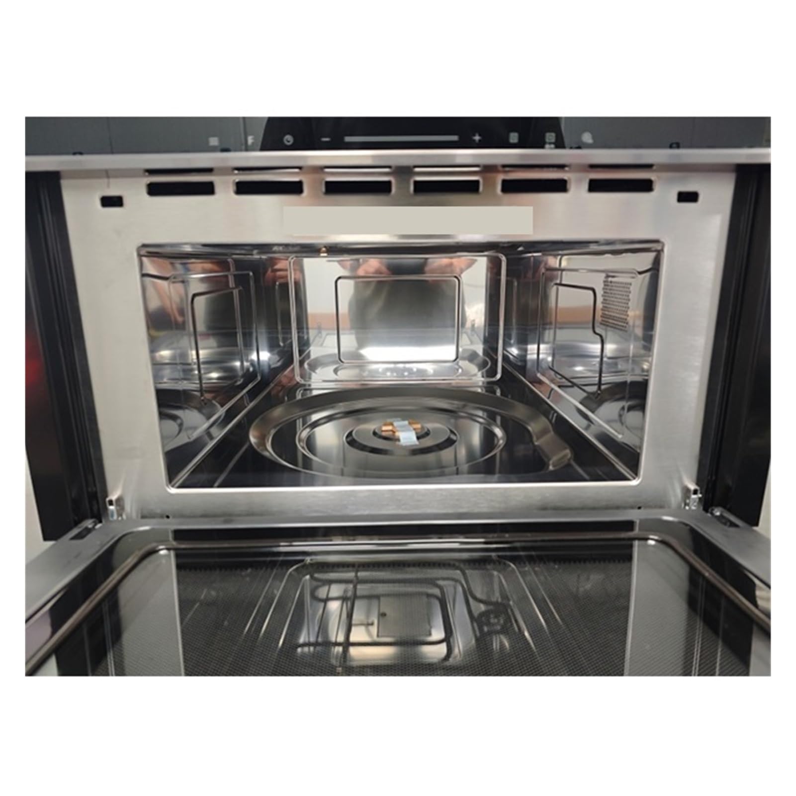 Capacità di 34 litri con controllo touch MWO. Un forno a microonde caratterizzato da un design dello sportello con ventilazione dal basso.