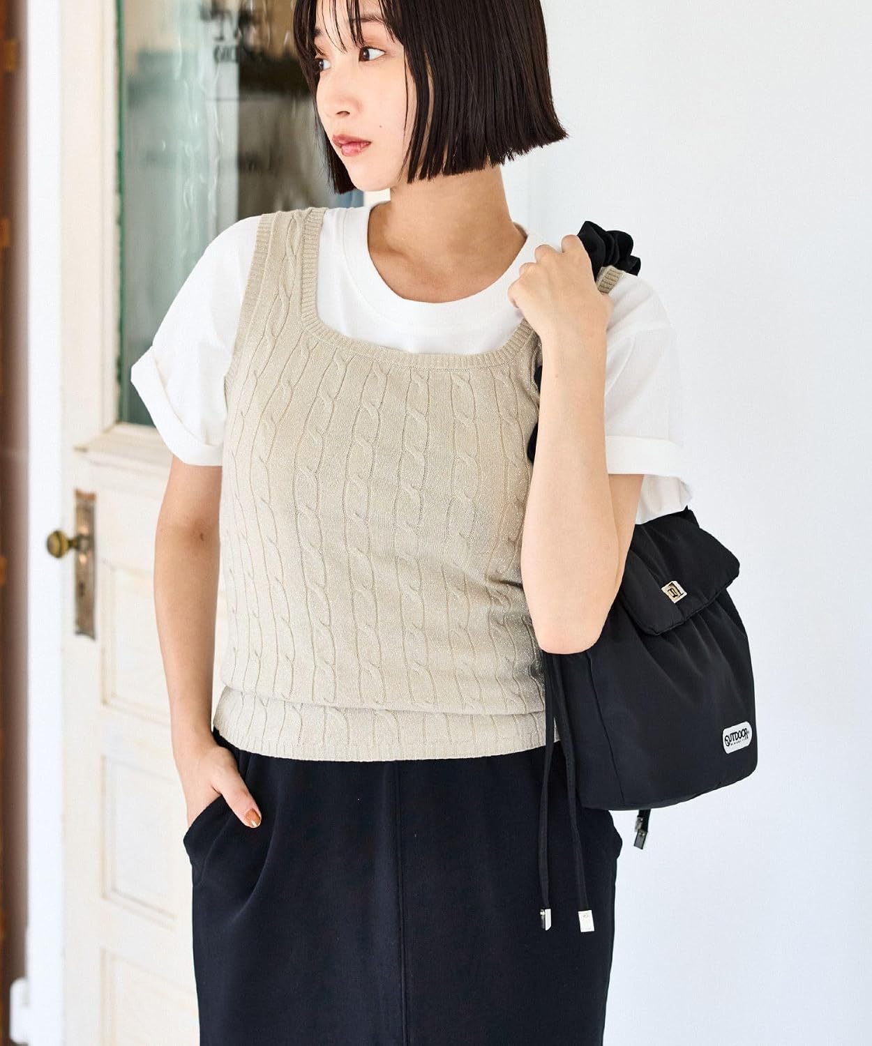 オーバーサイズシャツにレイヤードされたタンクトップの全身コーディネート