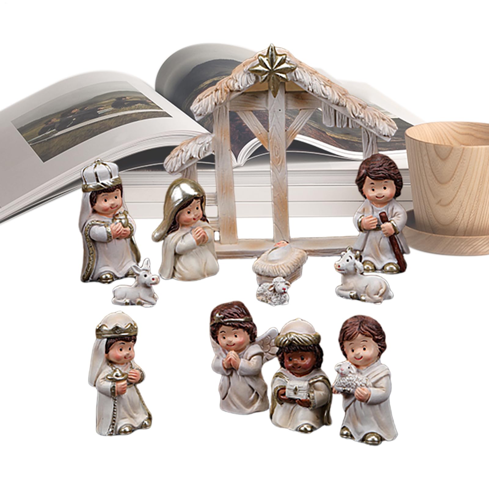 Figurines en résine pour crèche de Noël au pied du sapin de votre salon familial