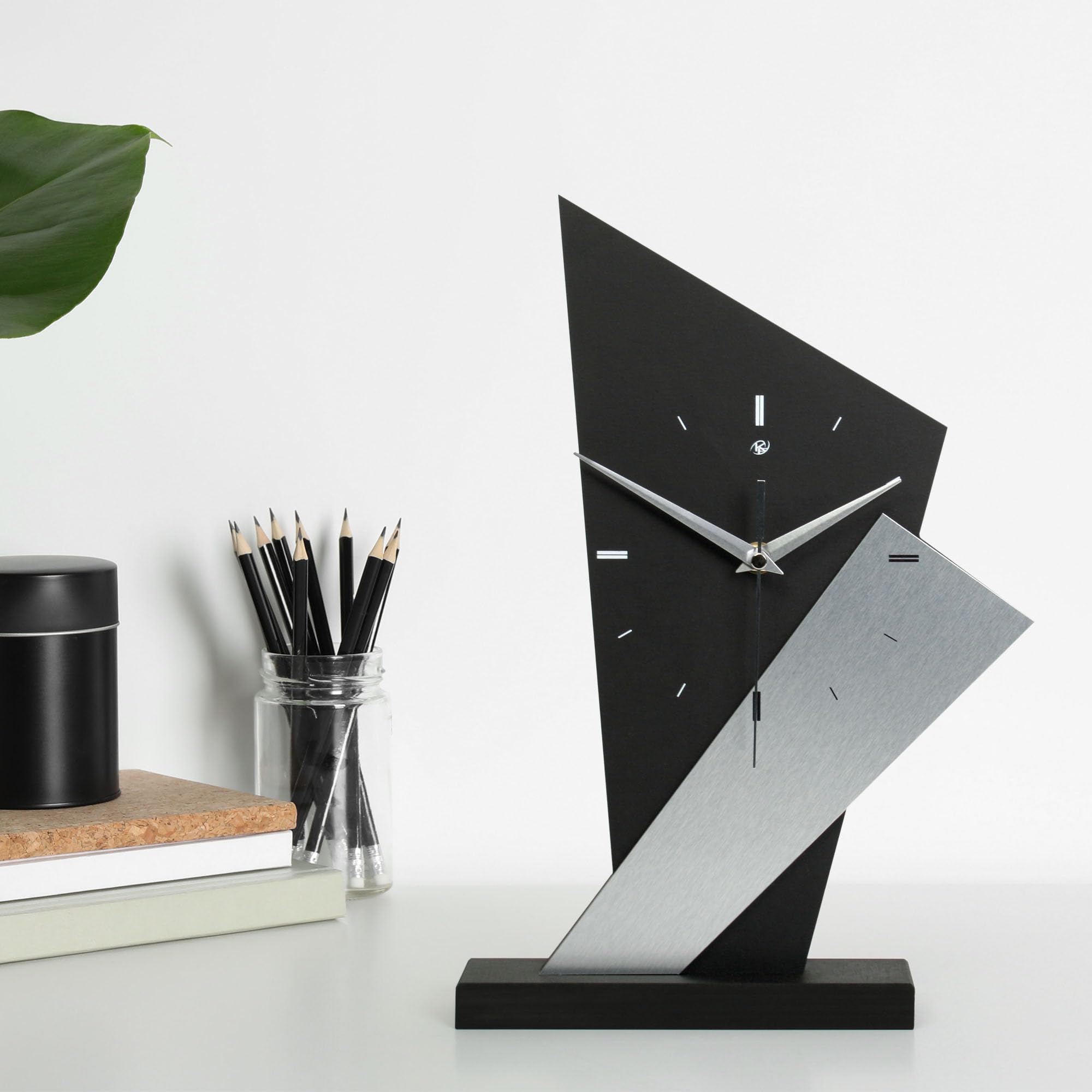 Kreative Feder Designer-Standuhr „Square“ aus Holz – Schwarze Tischuhr in modernem Look ohne Ticken (Silver Square, leises Funkuhrwerk)