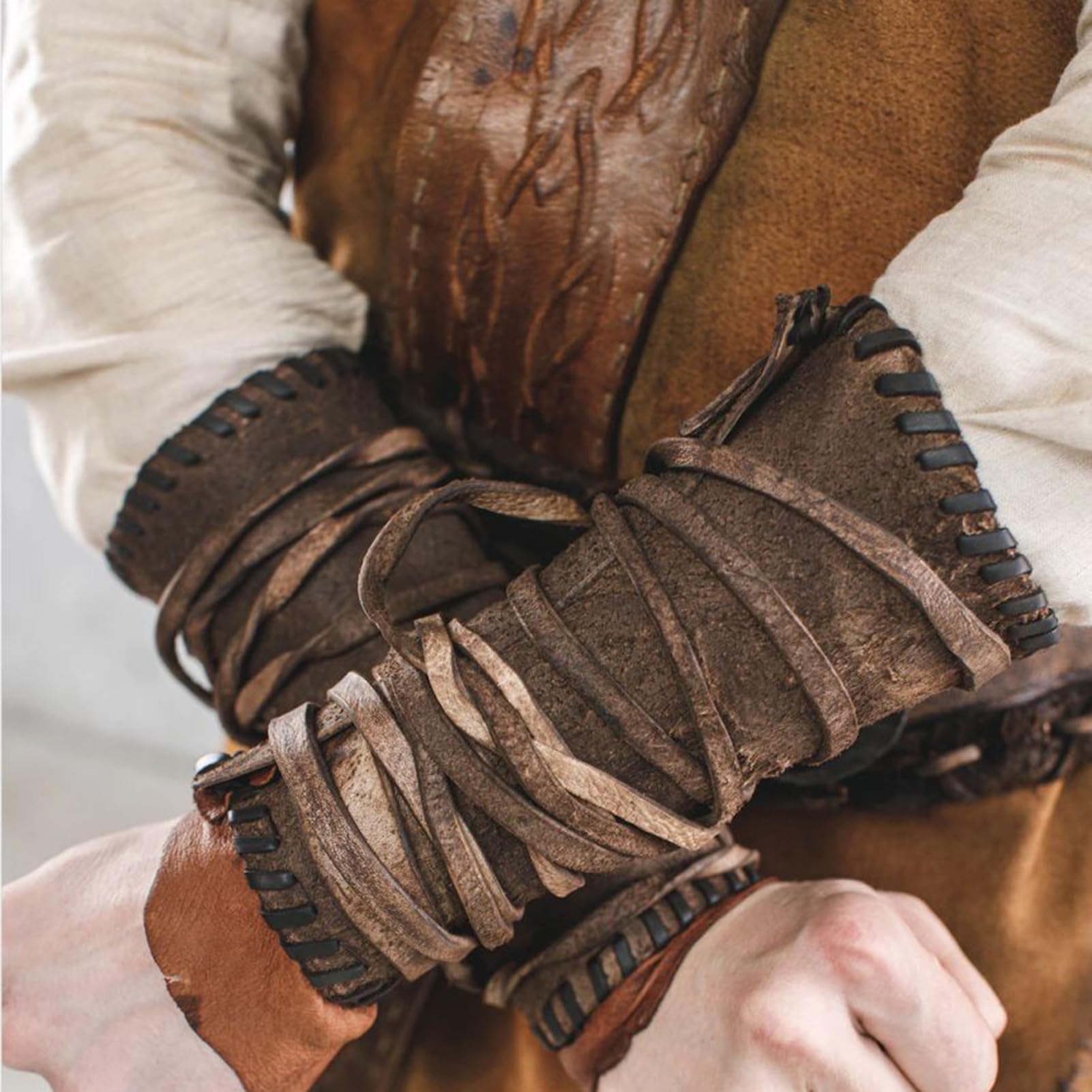 del braccio in pelle medievale - Bracciali in pelle sintetica, bracciali | gotici | Classic Medieval Inspired Faux Guards con cinghie resistenti, costume fantasy per il di ruolo e il