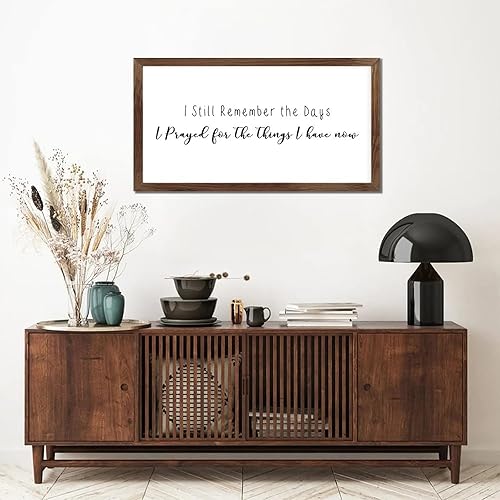 Vista 352 de Letrero enmarcado de madera con frases inspiradoras con versículo bíblico, con texto en inglés "I Still Remember the Days I Prayed for the Things I