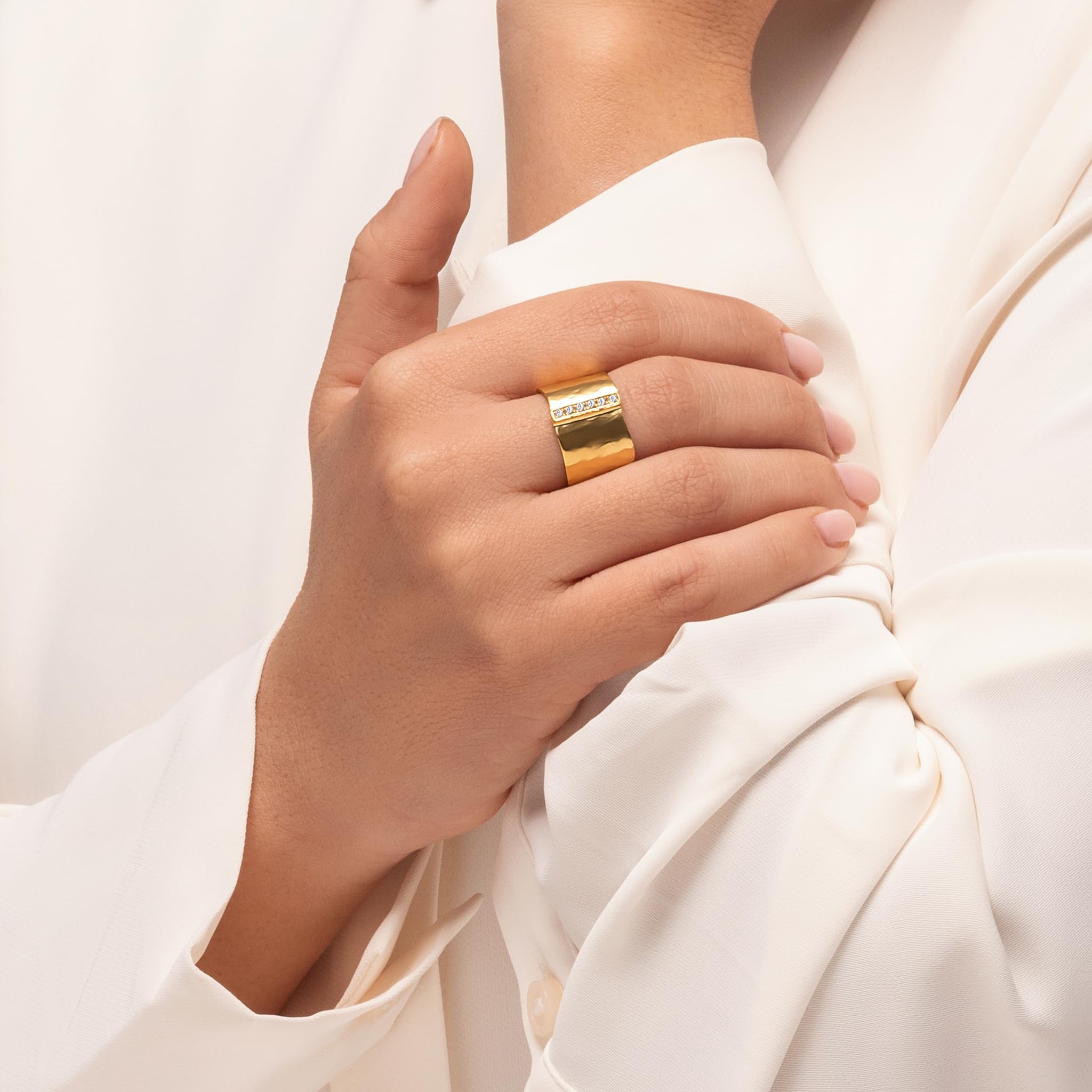 14K vergoldeter Sterling Silber Statement Ring mit 0,18 ct Zirkonia, gehämmerte breite Schiene, zarter Goldring, Schmuck Geschenk für Damen, ästhetischer Goldschmuck