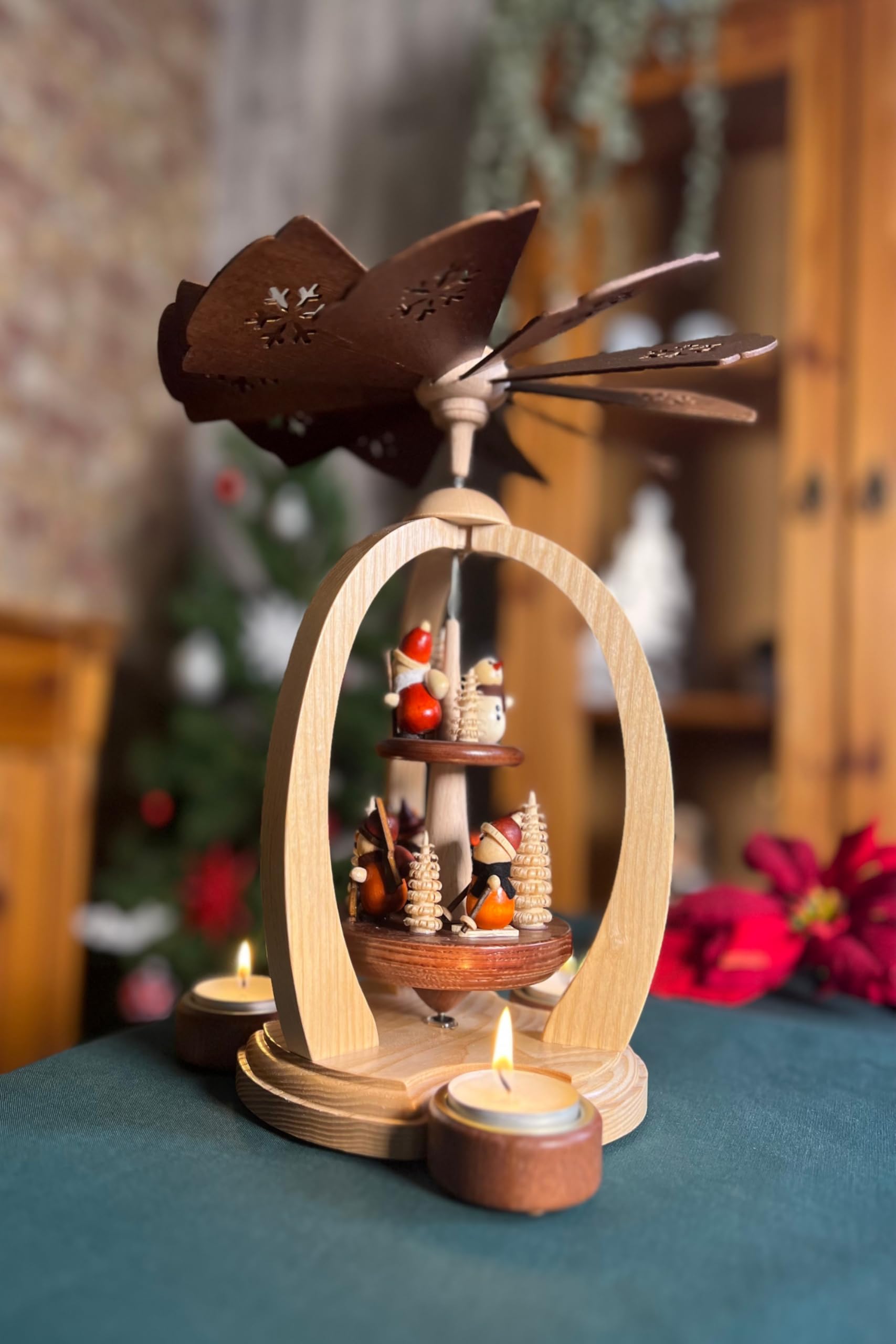 Erzgebirge Palast 2-stöckige Pyramide Waldleute zur Weihnachtszeit - Exklusiv - 26 cm