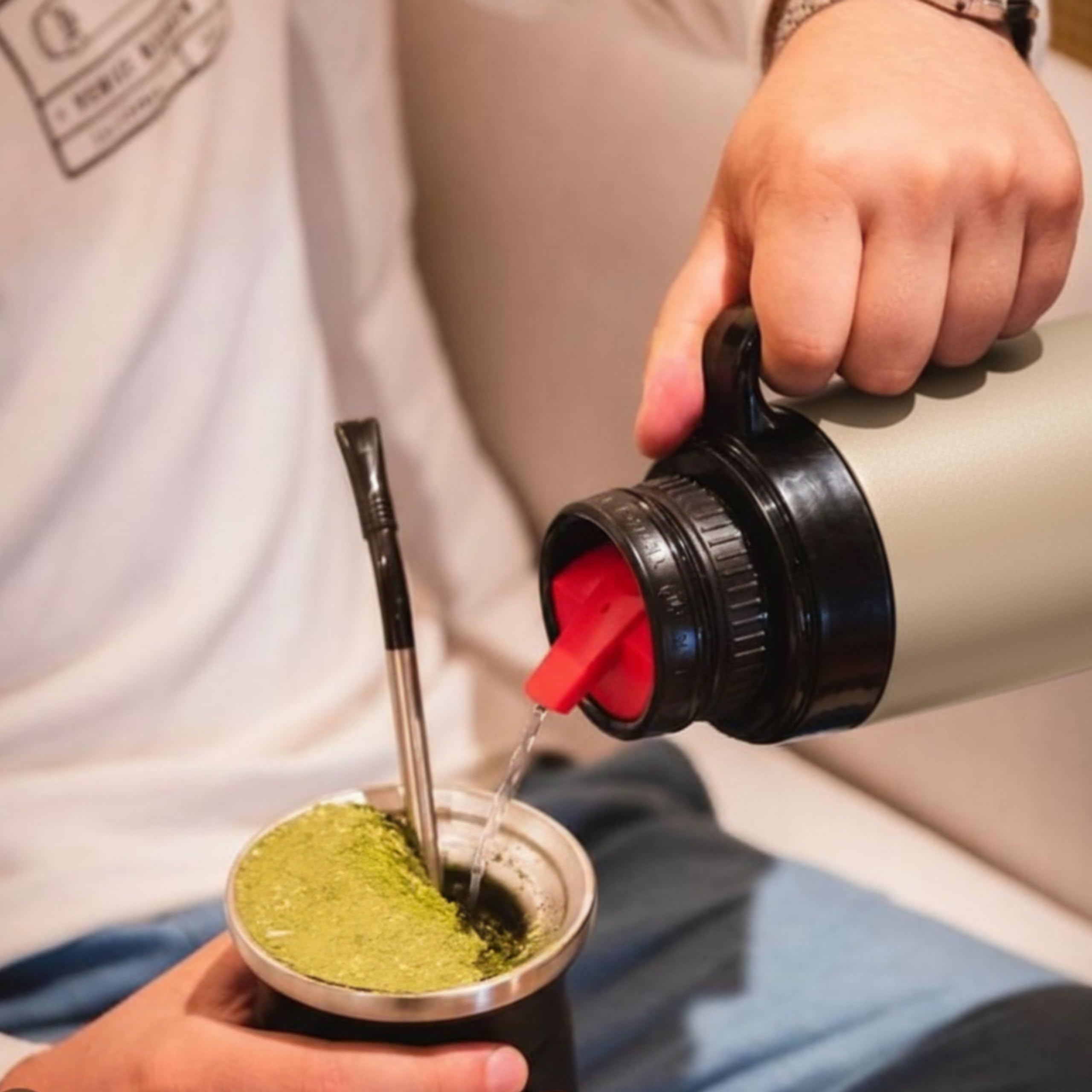 TERMOLAR - Termos R-EVOLUTION 1L z Dzióbkiem do Yerba Mate i Uchwytem | Termos ze Stali Nierdzewnej 304 | Utrzymanie Temperatury 20H Ciepło / 36H Zimno | Izolowana Butelka Premium | Stal nierdzewna 304 z izolacją termiczną 20H ciepła / 36H zimna butelka t