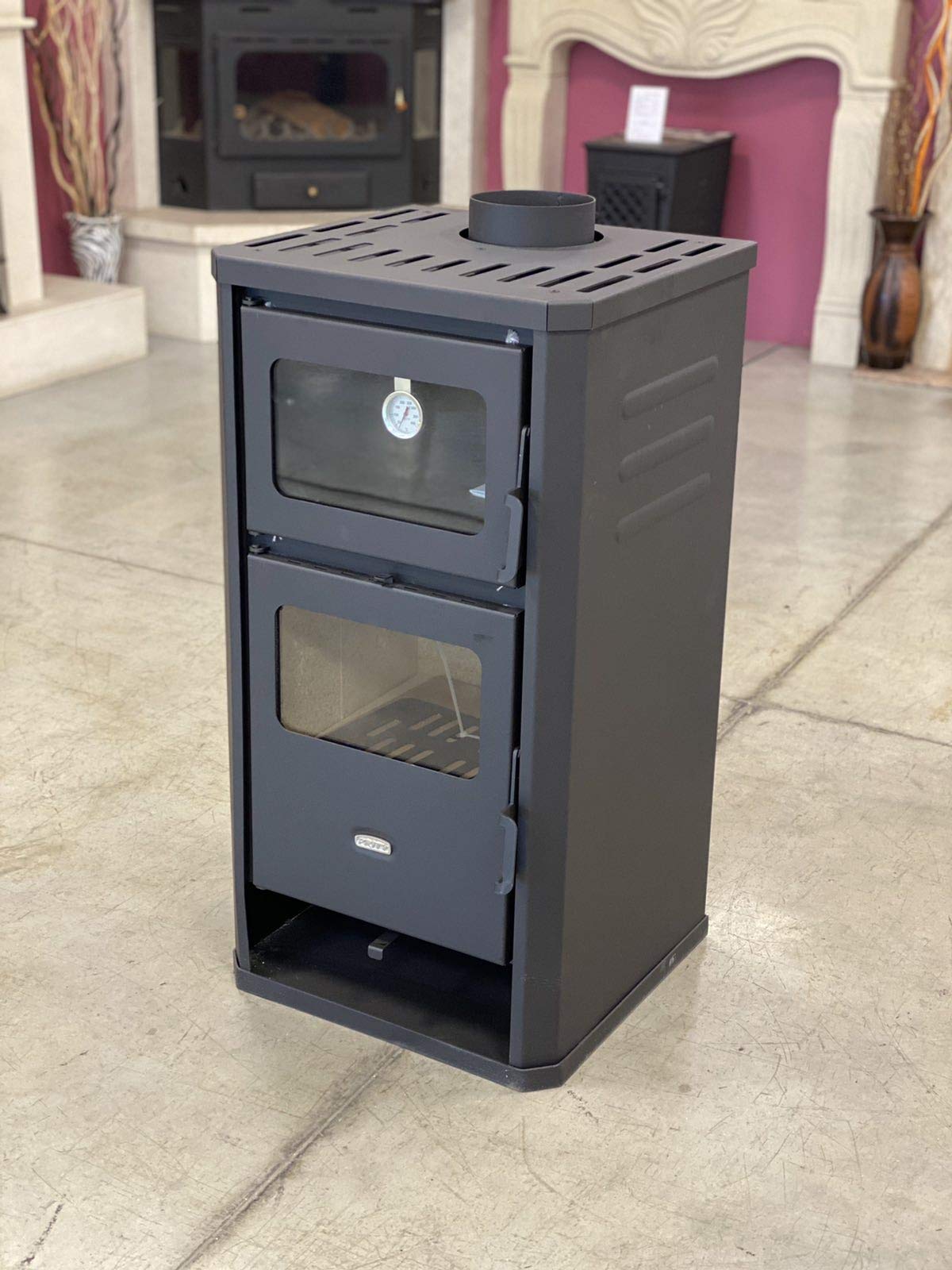 Prity Cheminée avec four, 12 kW, noir, bois, briquettes de bois, métal, autonome, ventilation directe, rendement 77,7 %, 101 kg, 49 x 46 x 93 cm