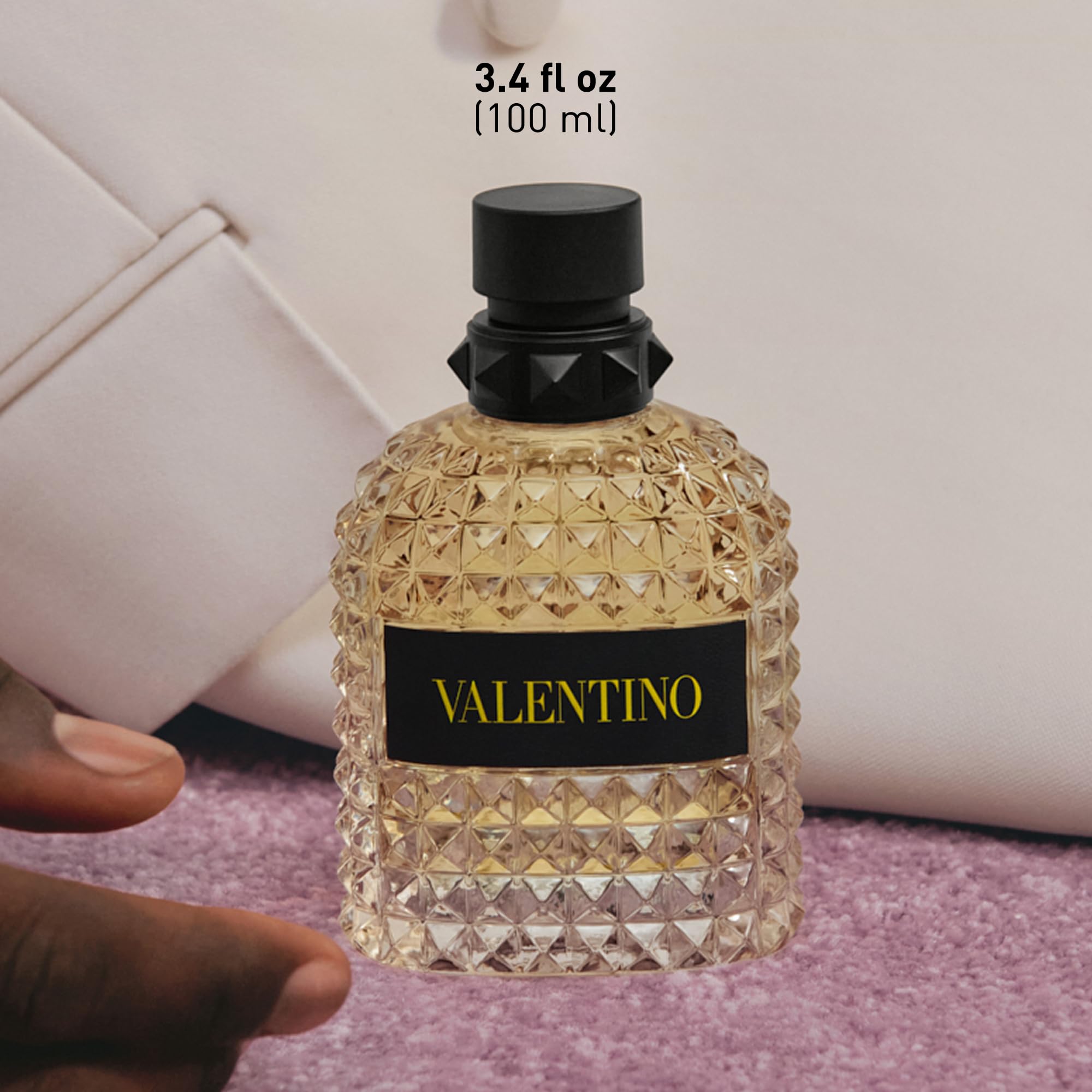 Valentino Uomo Born In Roma, eau de toilette dalla freschezza leggera, pensata per essere indossata in ogni stagione, flacone da 100 ml indicato per essere utilizzato con continuità durante tutto l’an