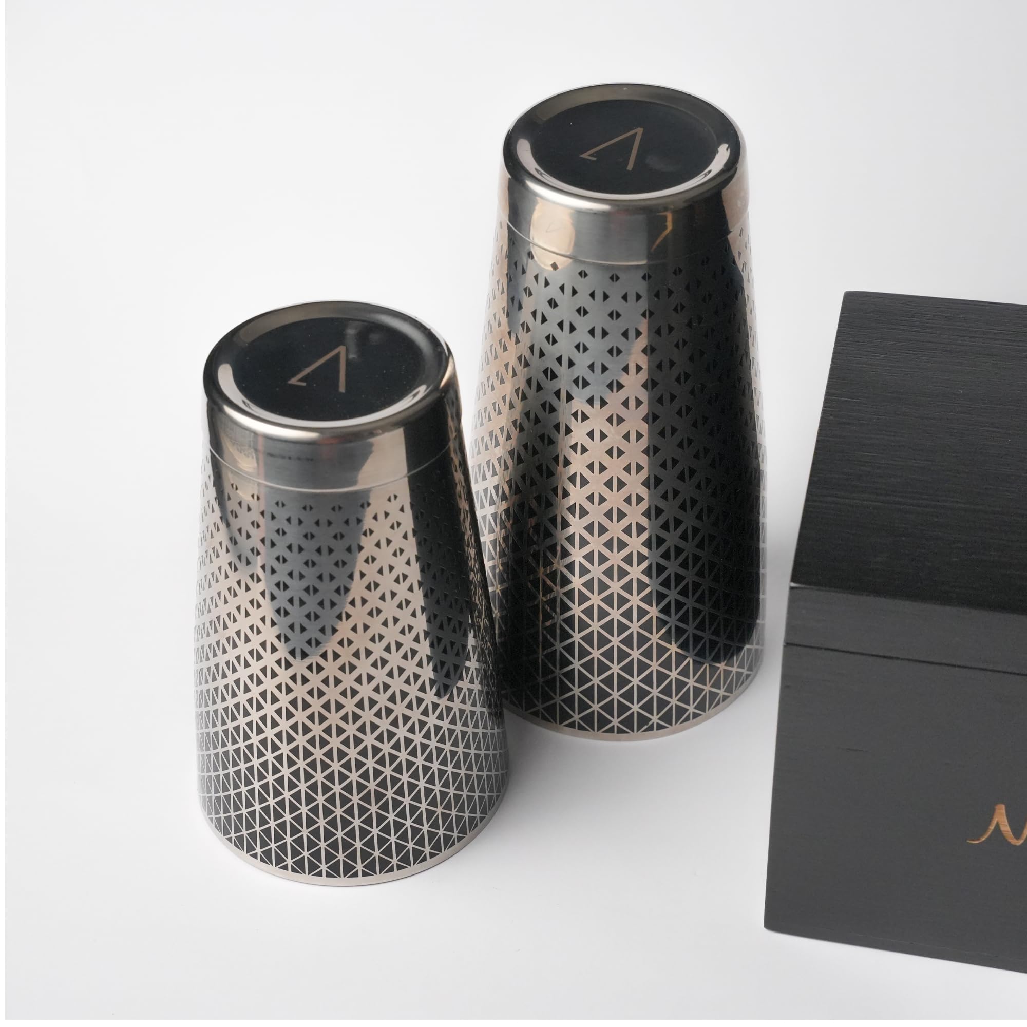 Kidia Boston Shaker Profi aus Edelstahl 304 mit Schwarz-geometrischem Muster – 2‑teiliger Tin‑on‑Tin 828 ml + 424 ml – Holzbox inklusive – Bartender Cocktail-Set, Bar und Haus (Personalisiert)