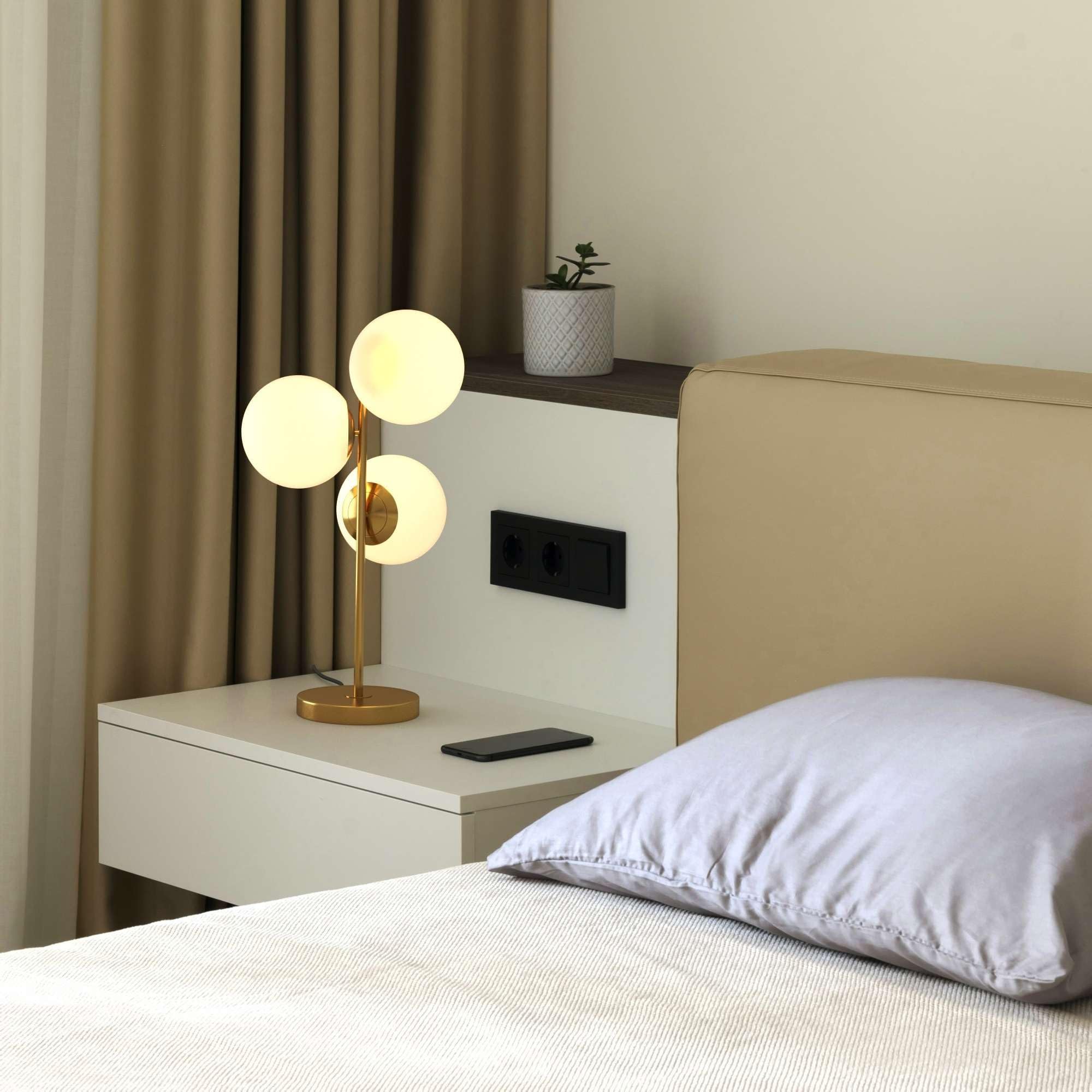 BARCELONA LED - Lámpara de Mesa ROM Dorada – 3 Esferas de Cristal Opalino. 3x casquillo E27 – Lámpara de Escritorio o Mesita de Noche. Iluminación Decorativa para Salón, Dormitorio u Oficina