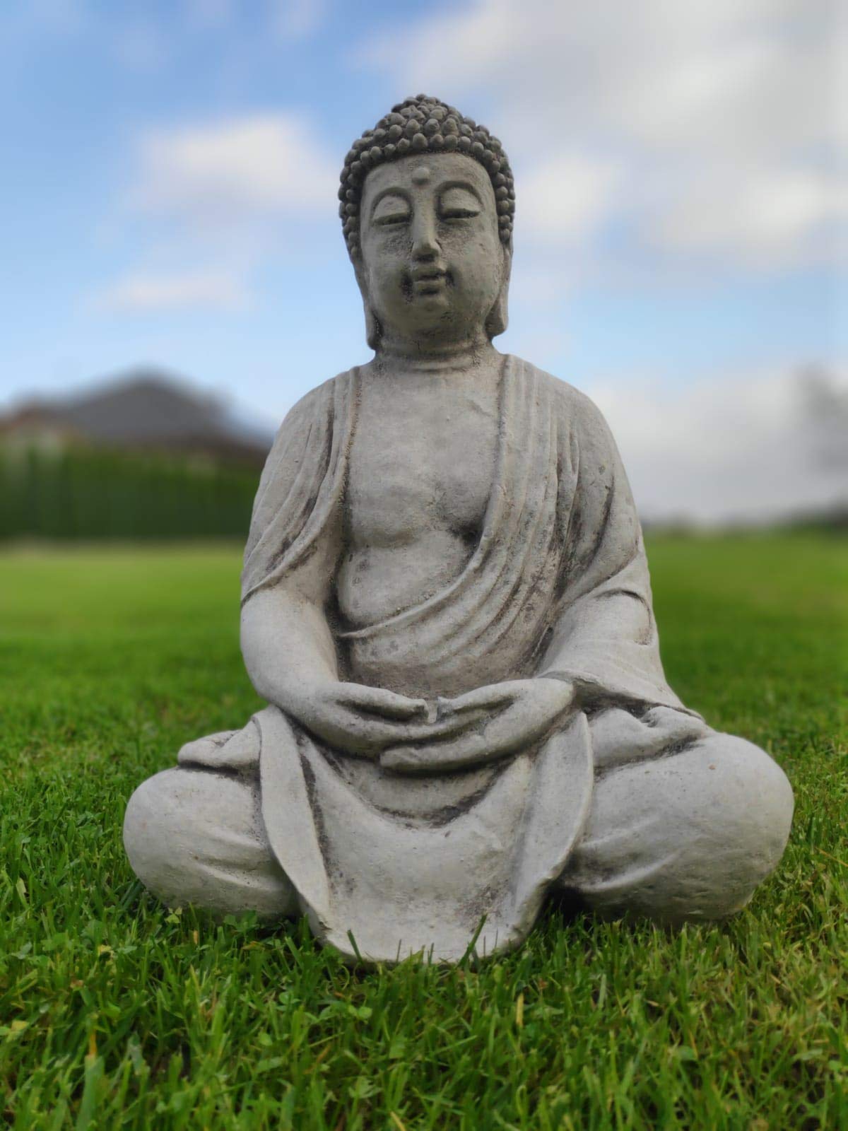 Statue de Bouddha méditant zen avec les mains sur les genoux moyen