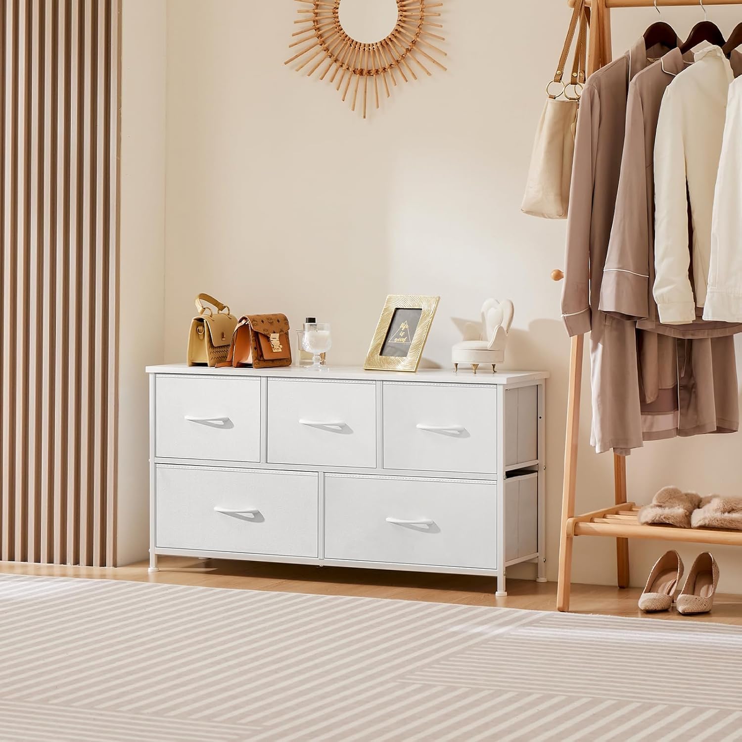 DUMOS Cómoda con cajones, cómoda y aparador para Dormitorio, Armario de 5 cajones, cómoda de Tela con Marco de Acero, Armario pequeño, Ideal para Pasillo, salón (Blanco)