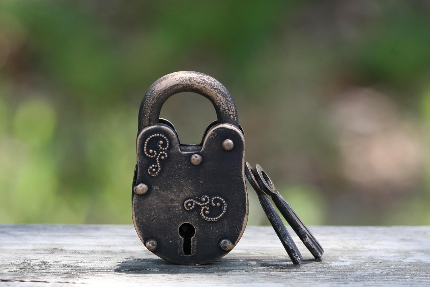 Antique-Style-Padlock with Skeleton Keys – Vintage Metal Lock for Décor, Keepsakes, and Gifts