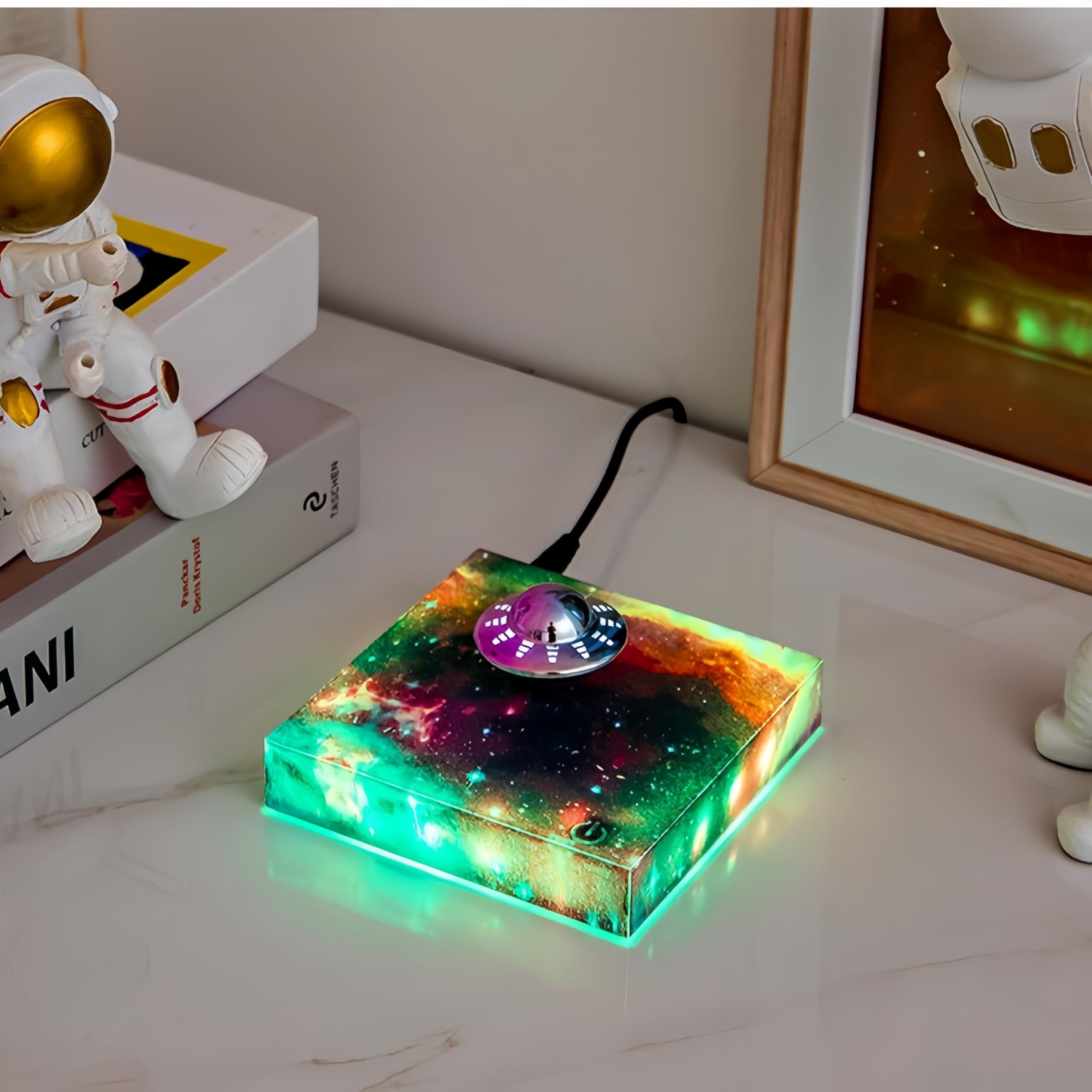 Lampada UFO levitante, luce galleggiante RGB Galaxy, display decorativo levitazione, gadget cool per scrivania, camera, ufficio, luce rotante automatica a 360 gradi, regalo unico per bambini e