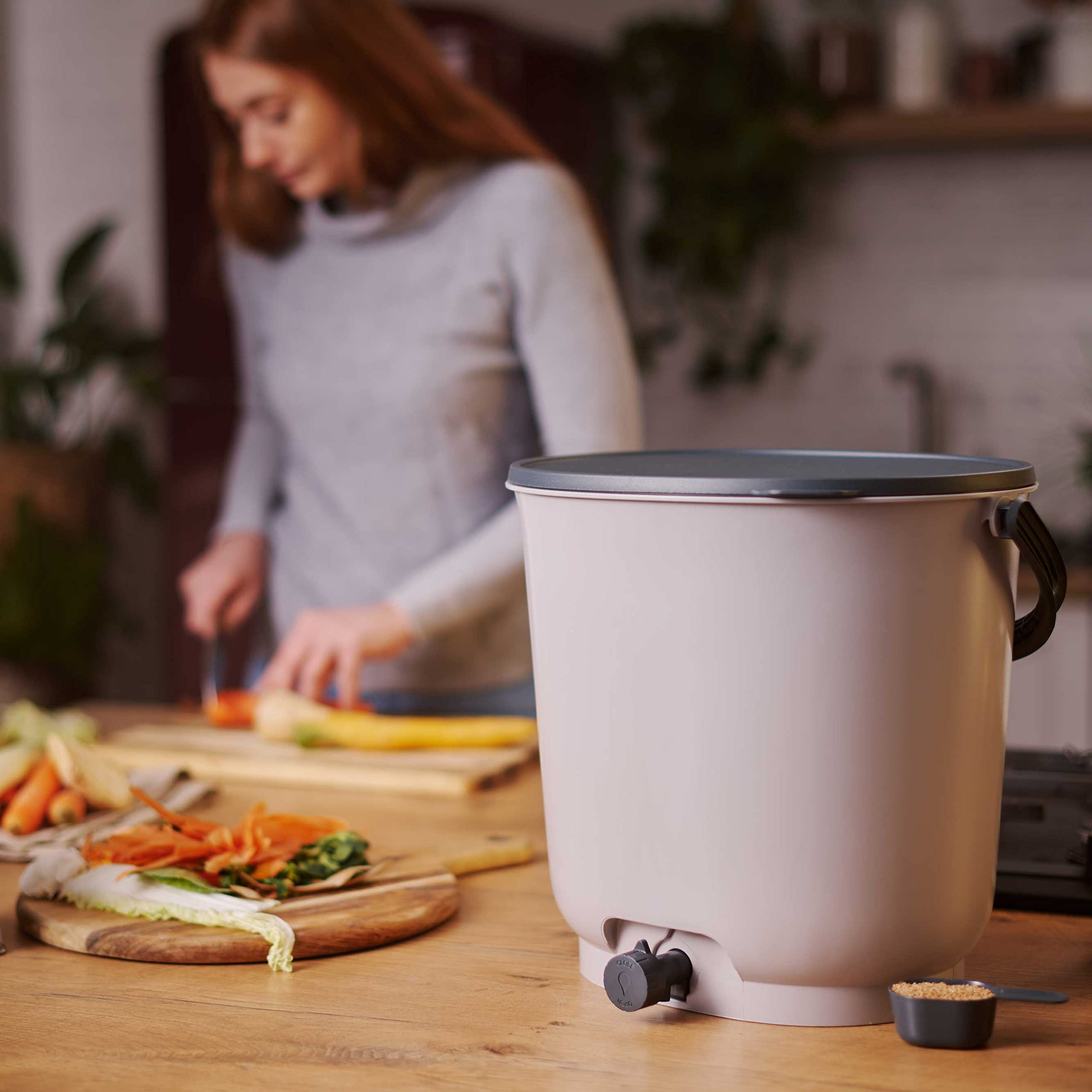 Bokashi Organko Essential Gris (15,3L) | Kit 2 seaux à Compost Organique avec compacteur + 1kg d'Activateur EM-1 de Fermentation fabriqué en France
