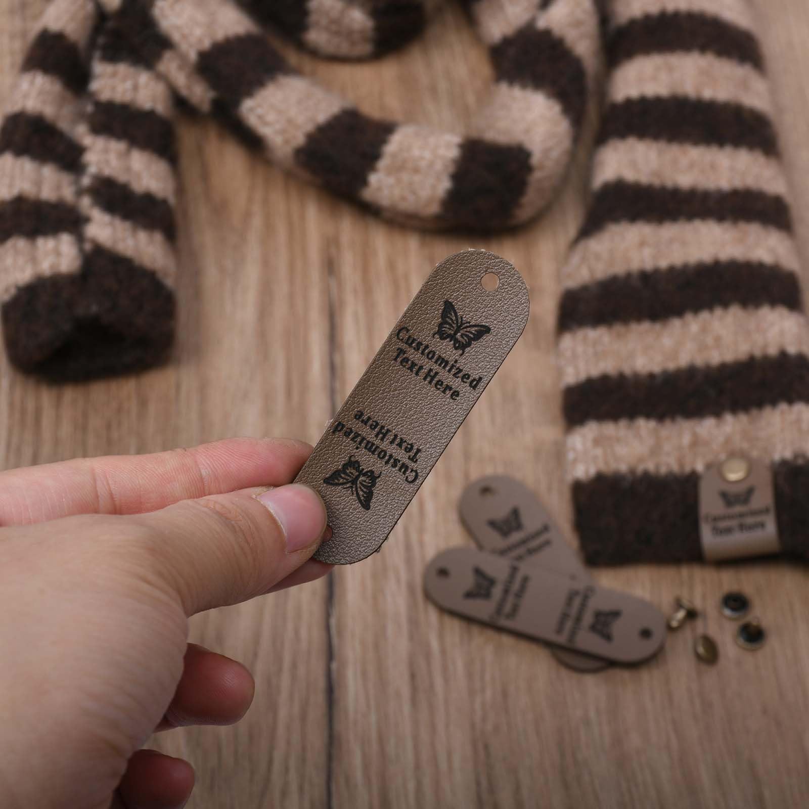 Personalisierte Kunstleder-Etiketten mit Nieten, individuelle Namensschilder für handgefertigte Gegenstände, Nähprojekte, Stricken, Häkeln, Basteln (100 Stück)