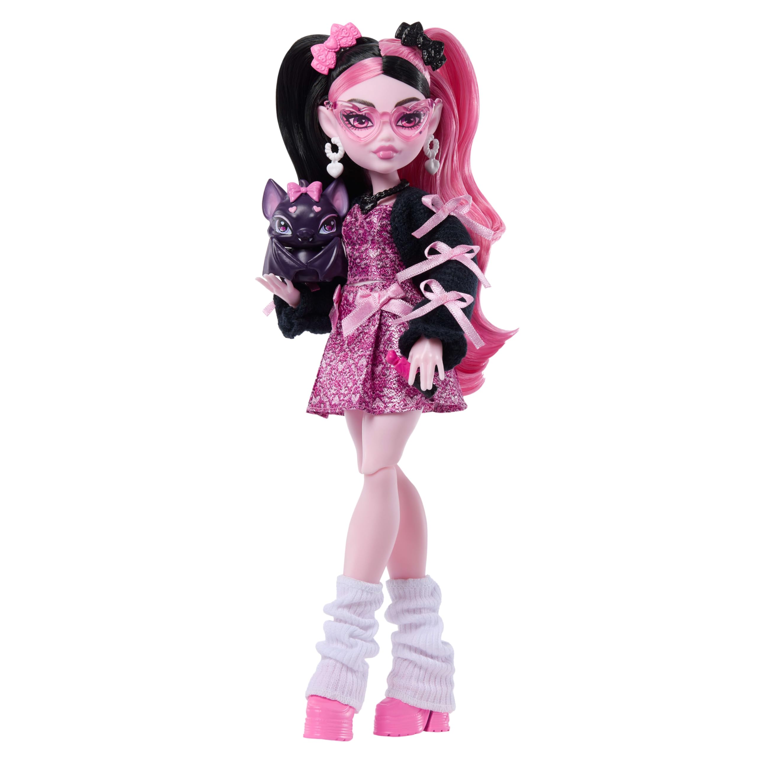 Monster High Draculaura Muñeca con Vestido Rosa con Lazo y cárdigan Negro, murciélago Mascota Count Fabulous y 7 Accesorios, como Ramen, pintalabios y Bolso, JHK29