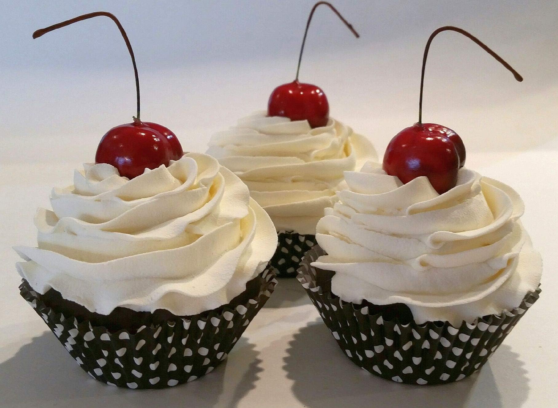 Dezicakes Fake Cupcakes Vanilla – Artificial Cakes for Display – Faux Cake Decorations for Home & Kitchen - Cake Plate Fake Food Desserts -Set of 3 Vanilla Cupcakes