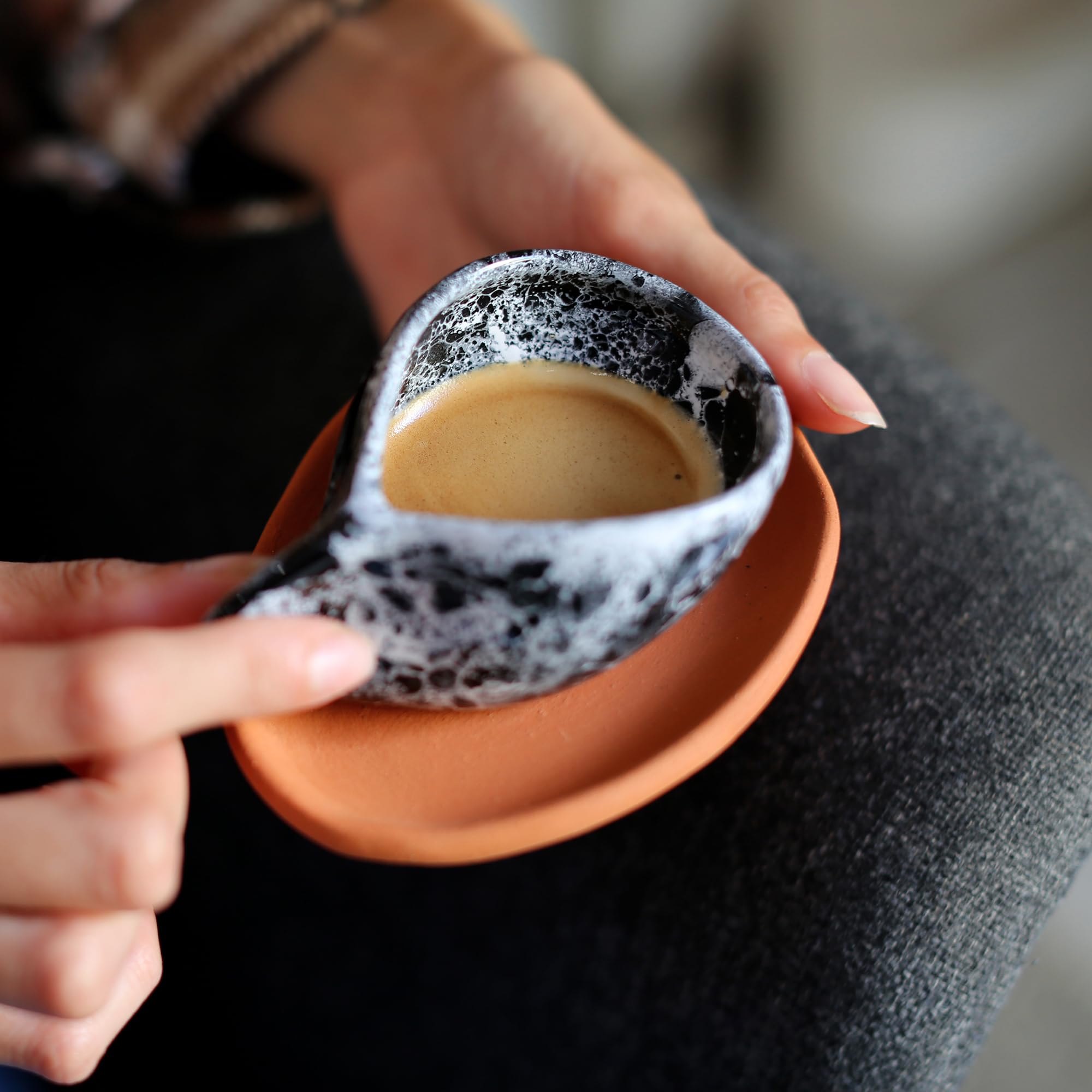 Egloo - Tazzine caffe particolari per colazione con piattino artigianali in ceramica, set di 2 tazzine moderne per espresso, design unico per un regalo di coppia.