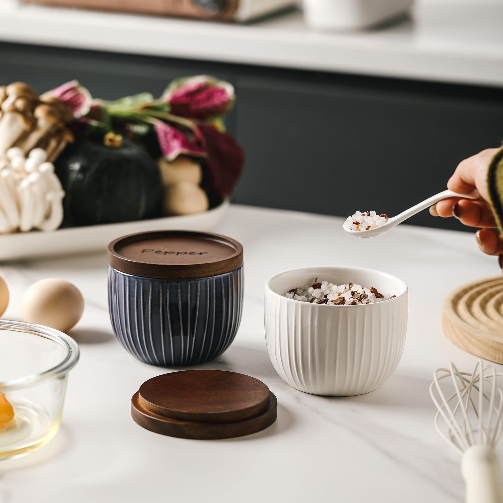 Cuencos de sal y pimienta: recipiente de cerámica para sal y pimienta de 10 onzas con tapa de madera, salero con tapa, caja de sal apilada para encimera, decoración de cocina de granja (azul