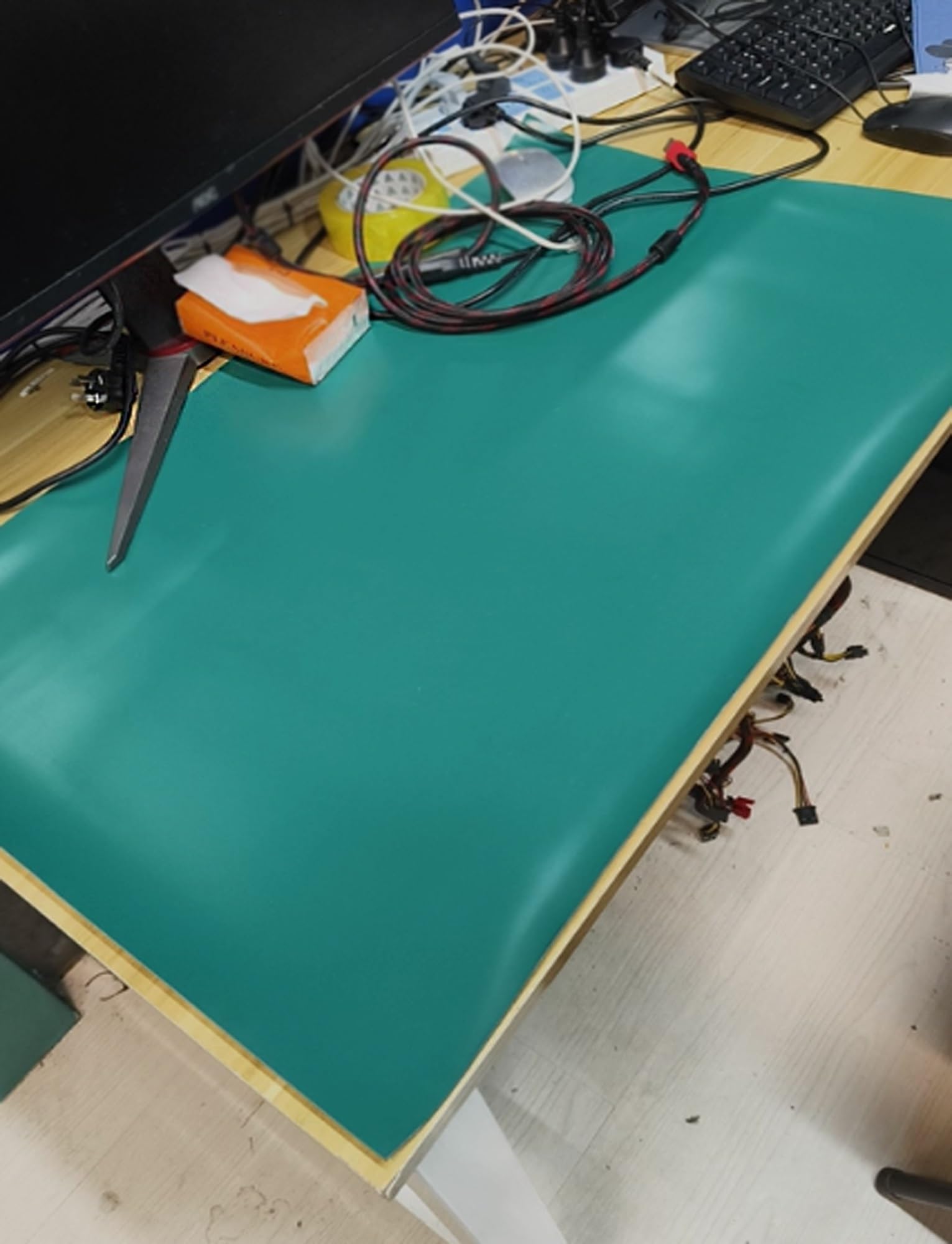 Estera de soldadura de PVC antiestática verde, almohadilla de banco de trabajo antideslizante resistente al calor for reparación electrónica y soldadura de teléfonos(15.8x394.0in/40x1000cm)