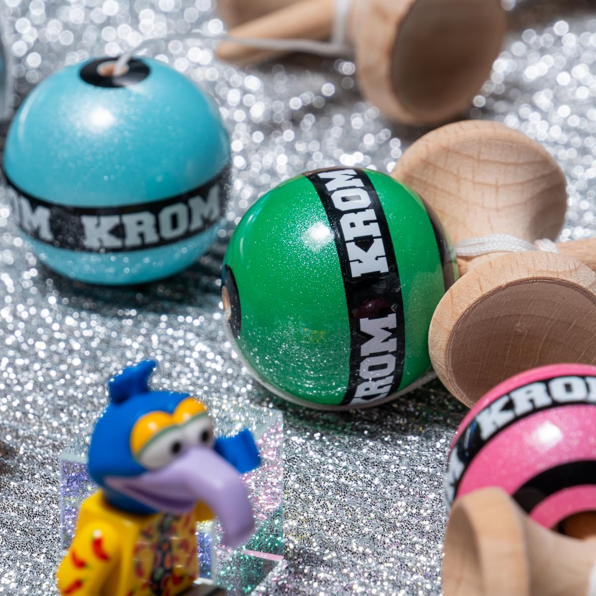 KROM Kendama Micro Sky Blue – Mini Kendama de Madera de Haya – Totalmente jugable – Tamaño de Bolsillo – para Principiantes y Profesionales