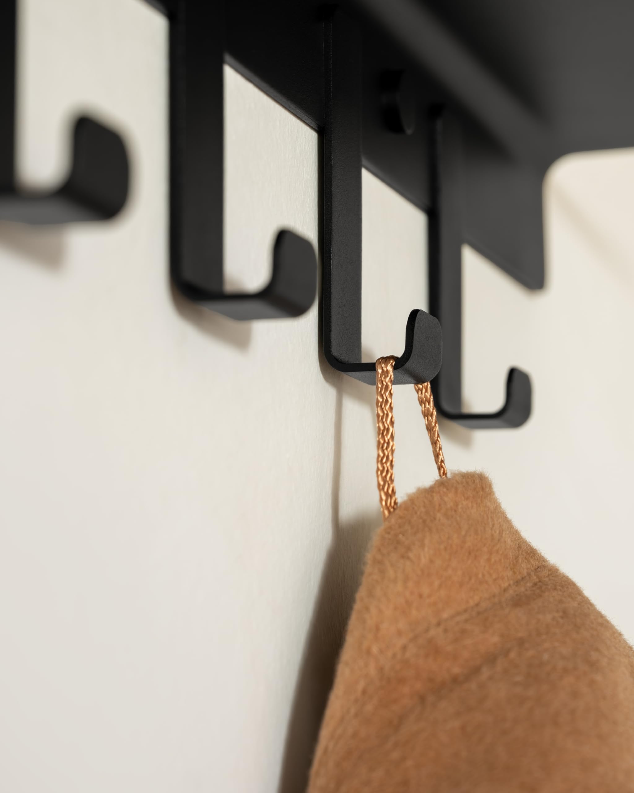 Kazai. Perchero de pared 'Holmsen' | Perchero moderno con estante de metal | Panel perchero minimalista para entrada y recibidor | Colgadores de ropa para pared | Negro