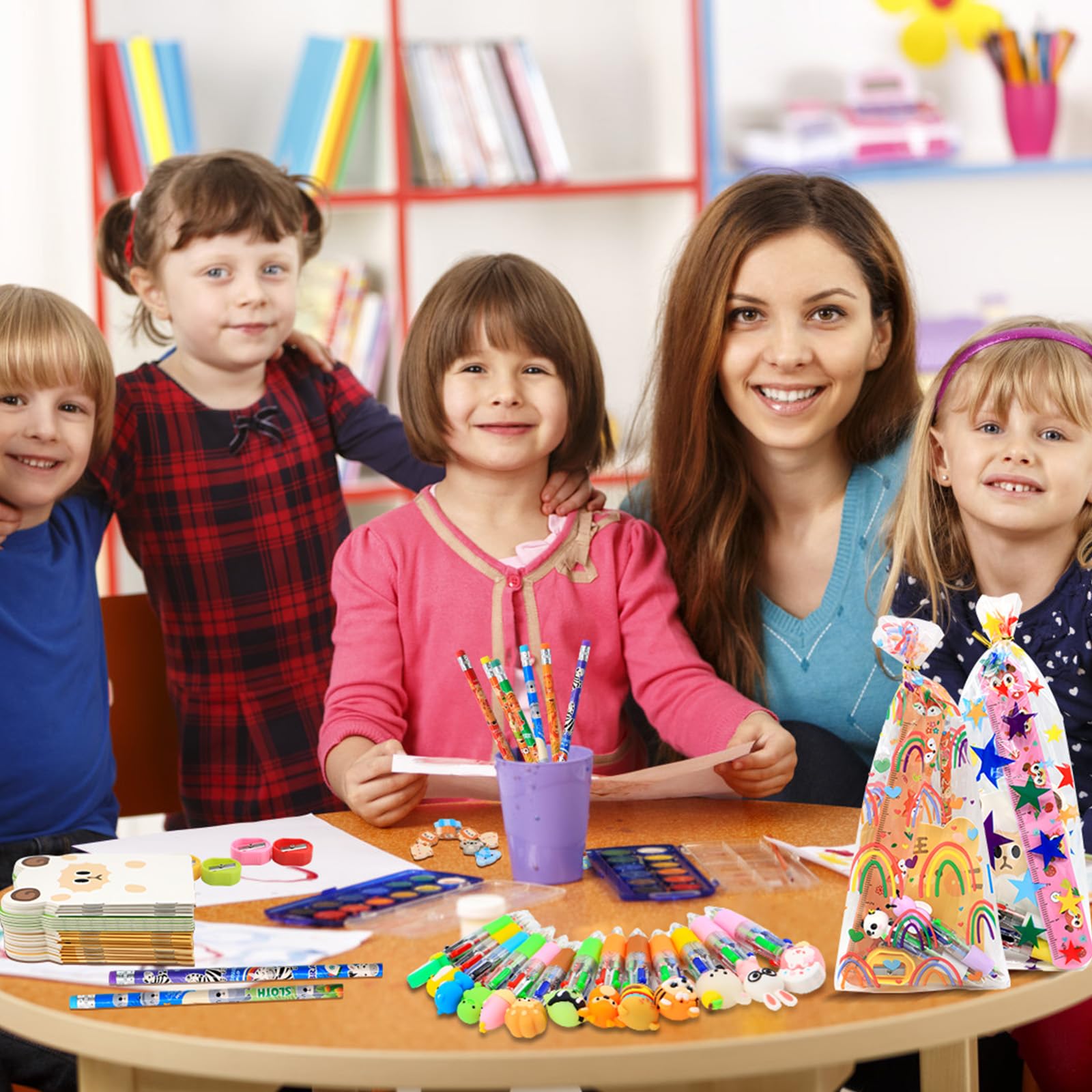 Scettar Confezione da 24 sacchetti di cancelleria per feste di compleanno, con penna multicolore, mini quaderni con gomme da cancellare, per aula di compleanno, regali di ritorno