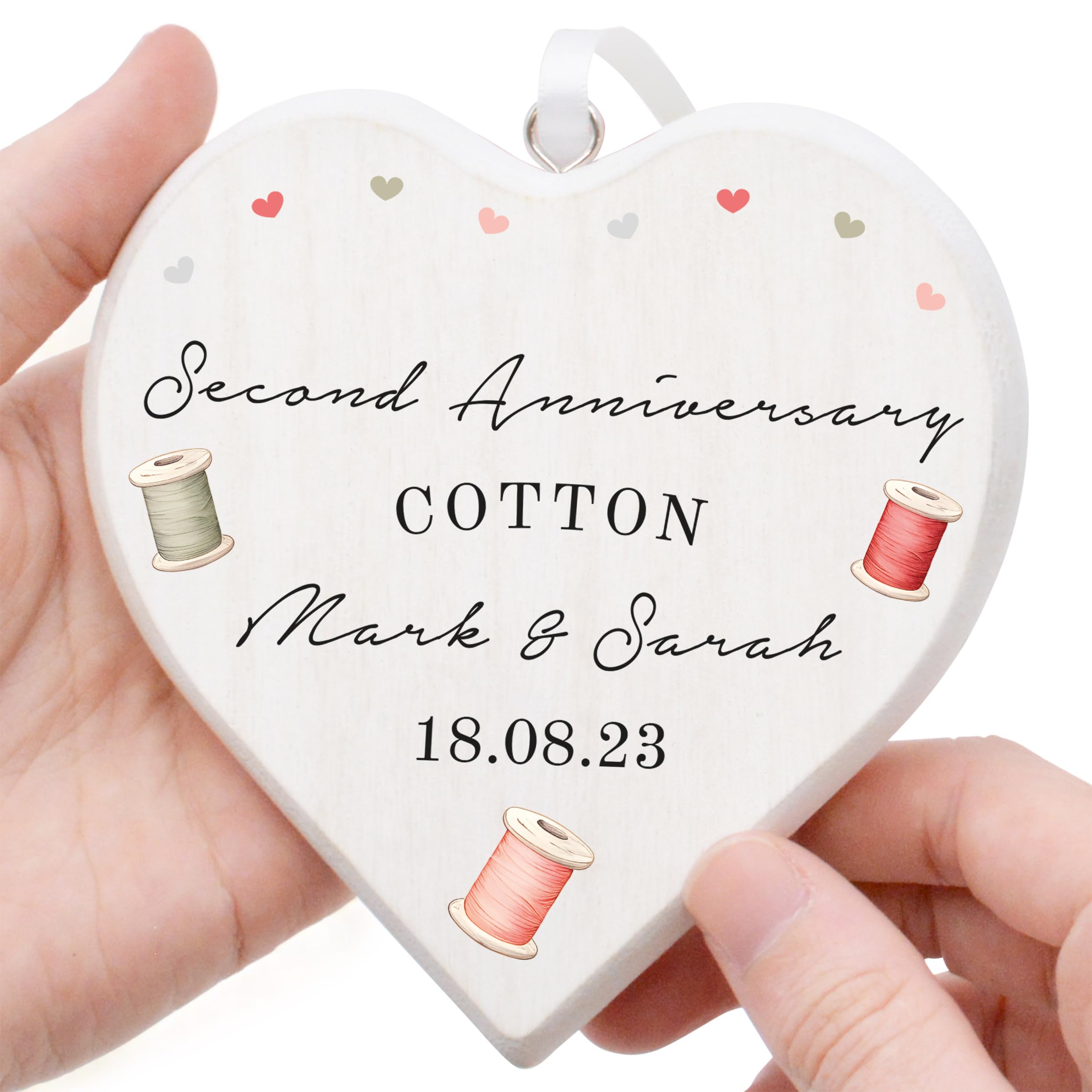 Beecreative Personalised 2nd Wedding Anniversary Gifts - Rustic White Wood Heart Decoration - Cotton 2 Years Anniversary Present For Couples - With Gift Bag