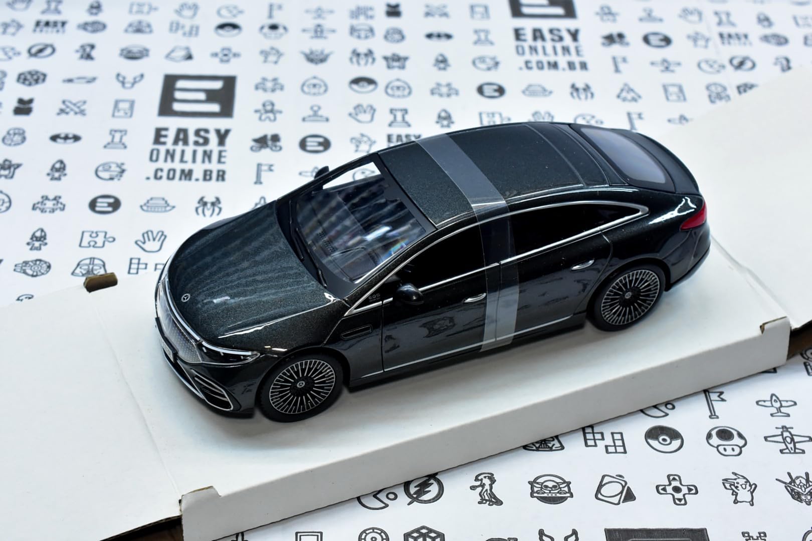 Maisto Mercedes EQS, Grau 1:24 Modello Ridotto di Auto, M32902GR