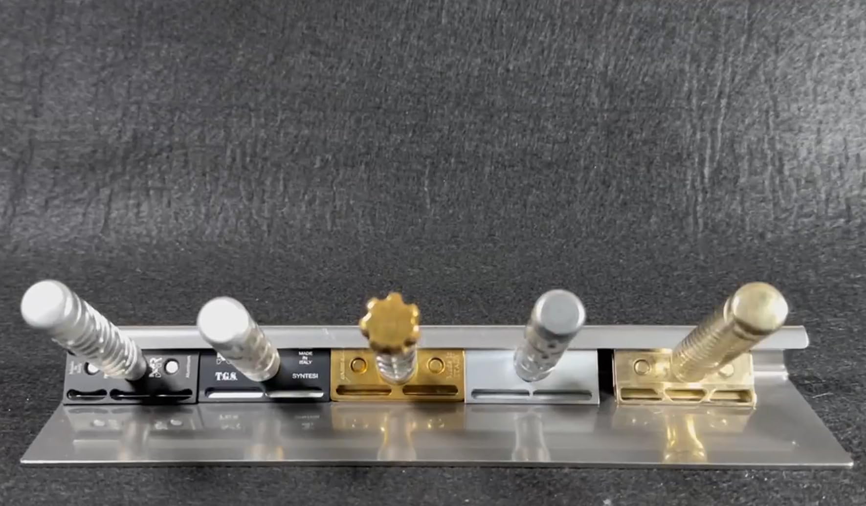 The Goodfellas' Smile Base per Rasoio di Sicurezza (5 Posti) - Acciaio Inox 304, Design Elegante e Funzionale, Supporto Robusto e Antiscivolo, Made in Italy