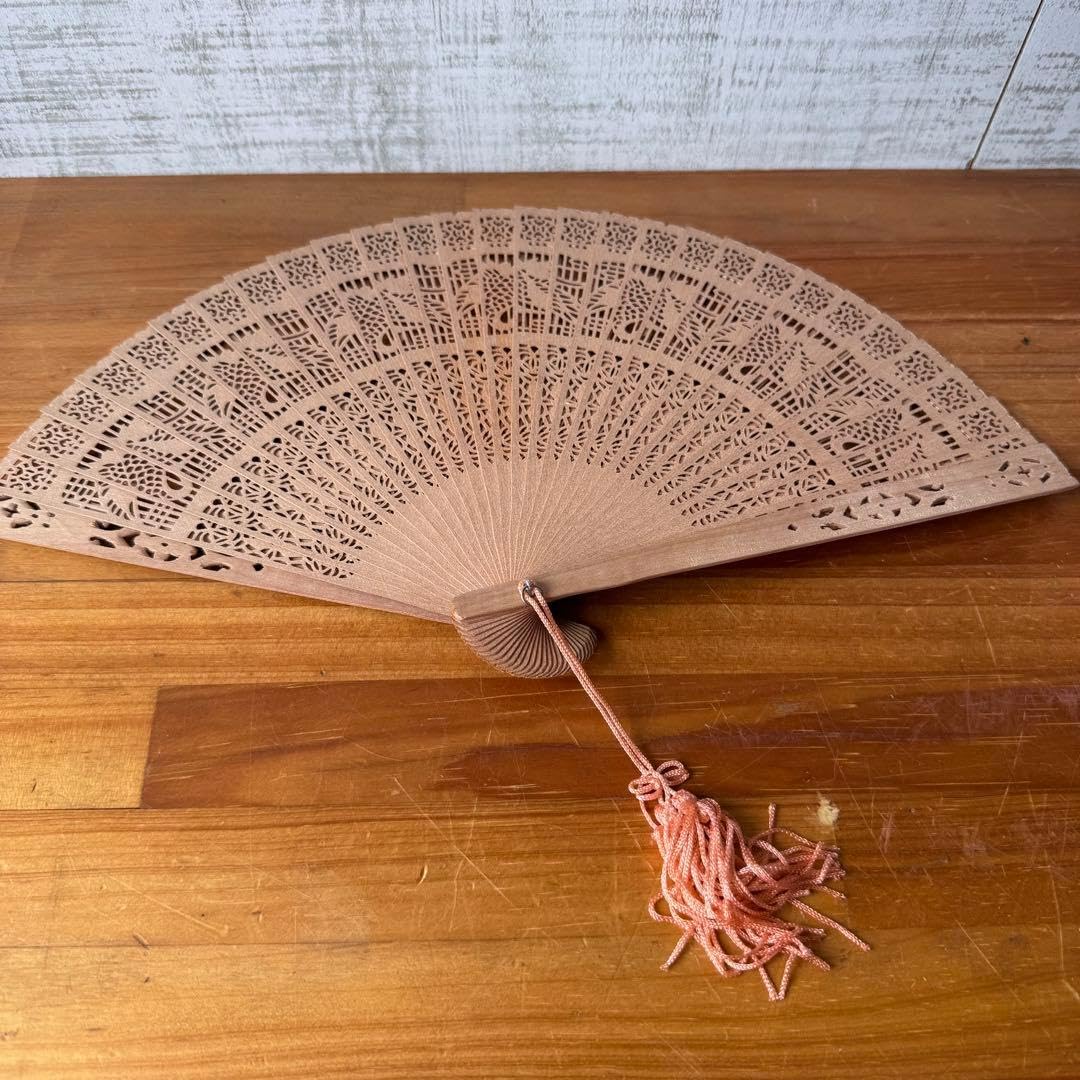 Amazon.co.jp: 極香る白檀 扇子 透かし彫り 20cm 天然木 タッセル付