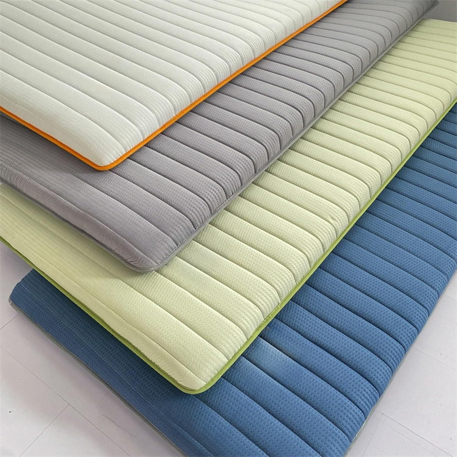 Matelas pliant de style minimaliste avec surface rembourrée douce et légère pour la chambre des étudiants, le camping, la chambre des invités (A90 x 190 cm)