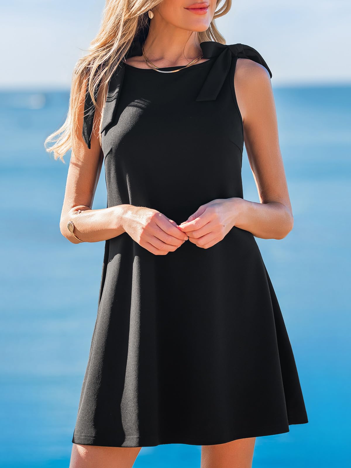 CUPSHE Robe d'été pour femme - Col rond - Dos nu - Épaules nouées - Décoration à volants - Mini robe de soleil décontractée pour les vacances et la plage