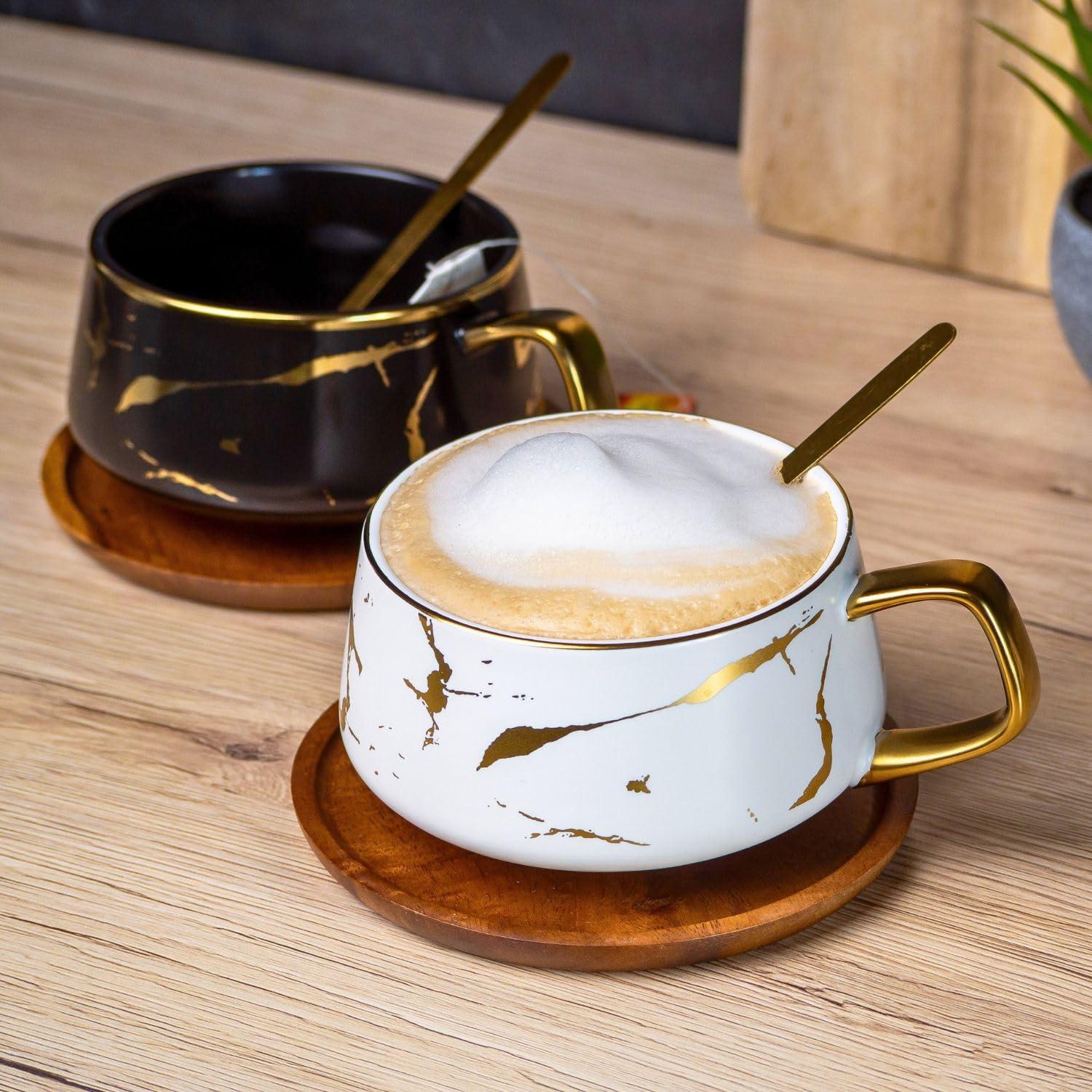 INTIRILIFE Tassen Set 4er – Keramiktassen im Marmor Design Weiß mit Gold – 200 ml bis 300 ml – Kaffeetassen mit Holzuntersetzer – Teetassen Geschenkidee für Kaffee Tee Kakao Milch-Trinkbecher
