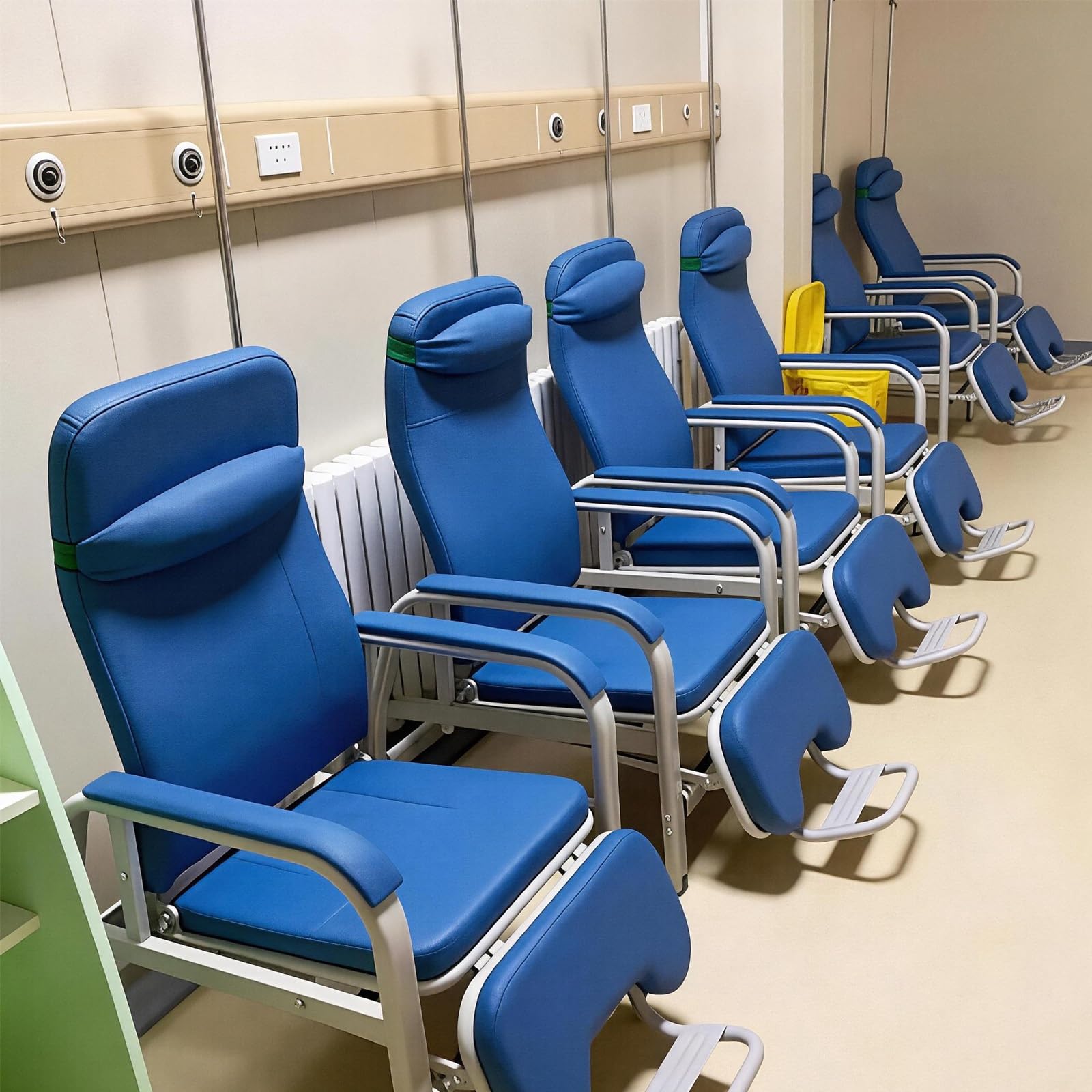 Fotel medyczny z regulowanym oparciem, drążek IV, nośność 400 kg, idealny do szpitala i opieki domowej