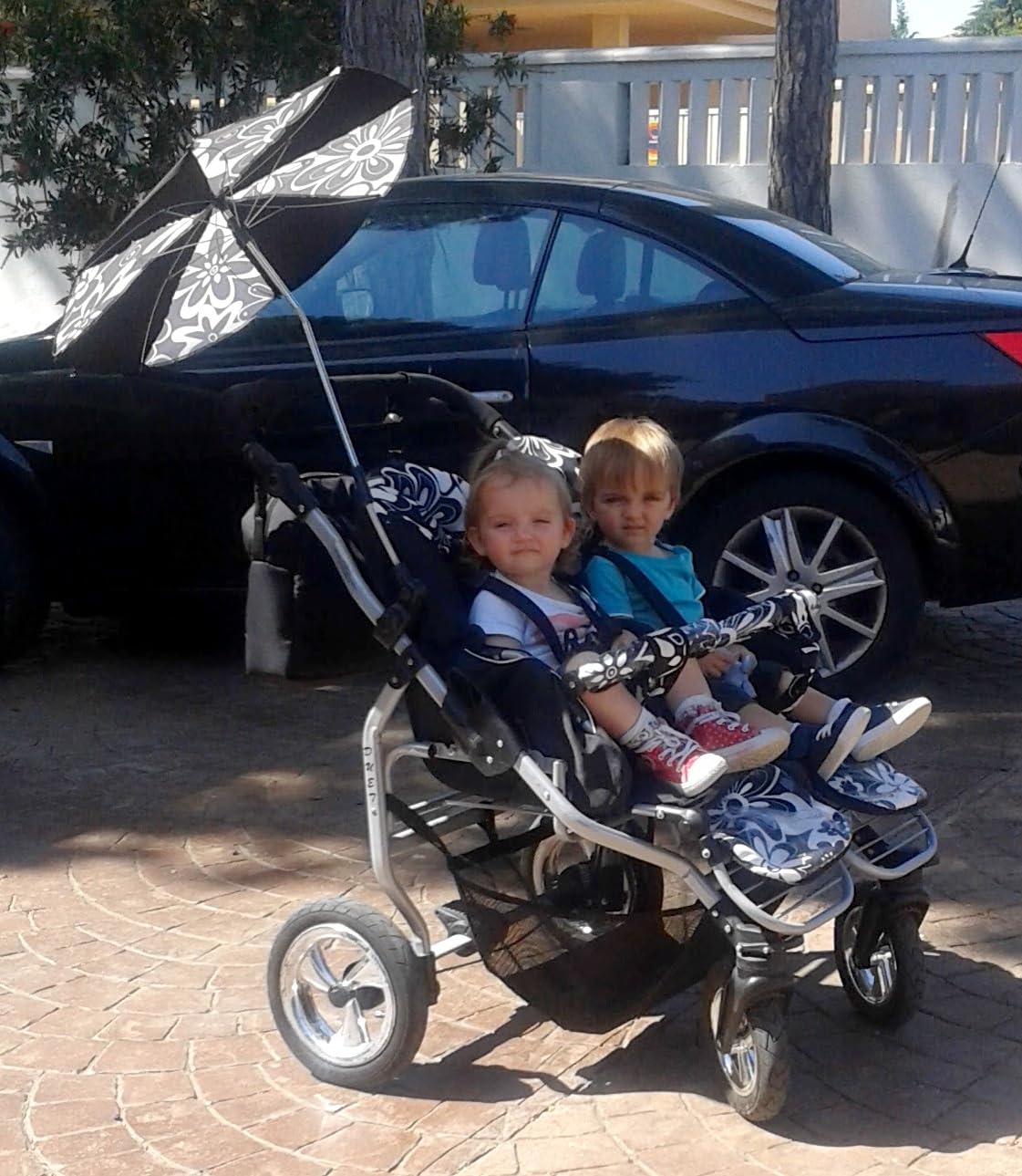 Passeggino gemellare 3 in 1. Passeggino e accessori in 3 pezzi: 2 navicelle + 2 passeggini + 2 ovetti + accessori. BBtwin DUET TRIO Nero