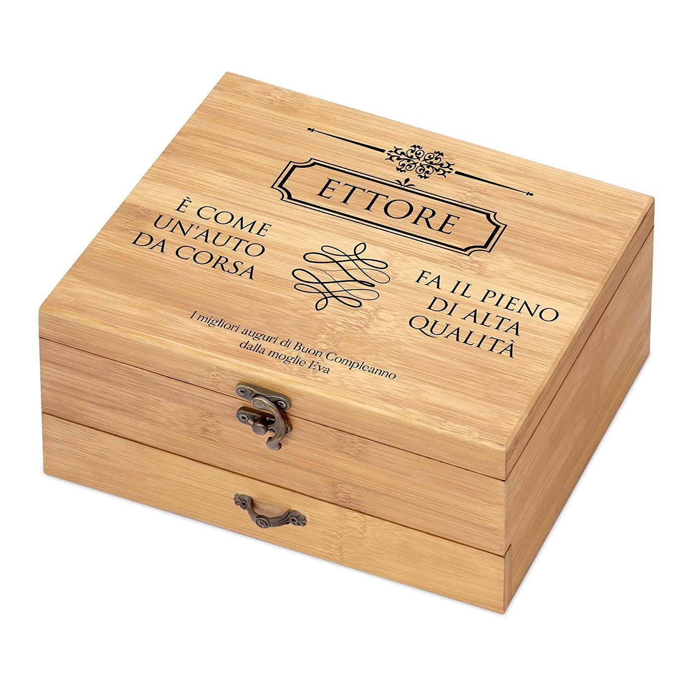 Maverton Accessori da vino La Dedica - Kit da Sommelier Personalizzato - Scatola in legno di bambù + 8 pezzi di Accessori Vino - regalo uomo - Il pieno