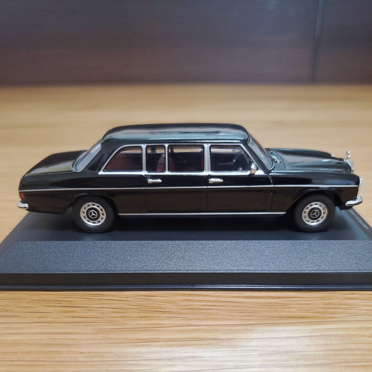 Amazon | 1/43 イクソ/Mercedes-Benz 230 Limousine 1974