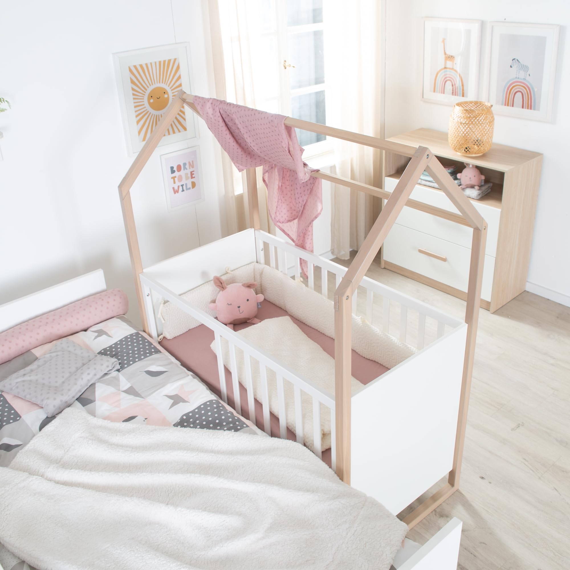roba 2in1 Baby- & Beistellbett Cabane in Hausoptik - 60 x 120 cm - 6-fach Höhenverstellbar - 5 herausnehmbare Sprossen - Bicolor - Holz natur + Weiß