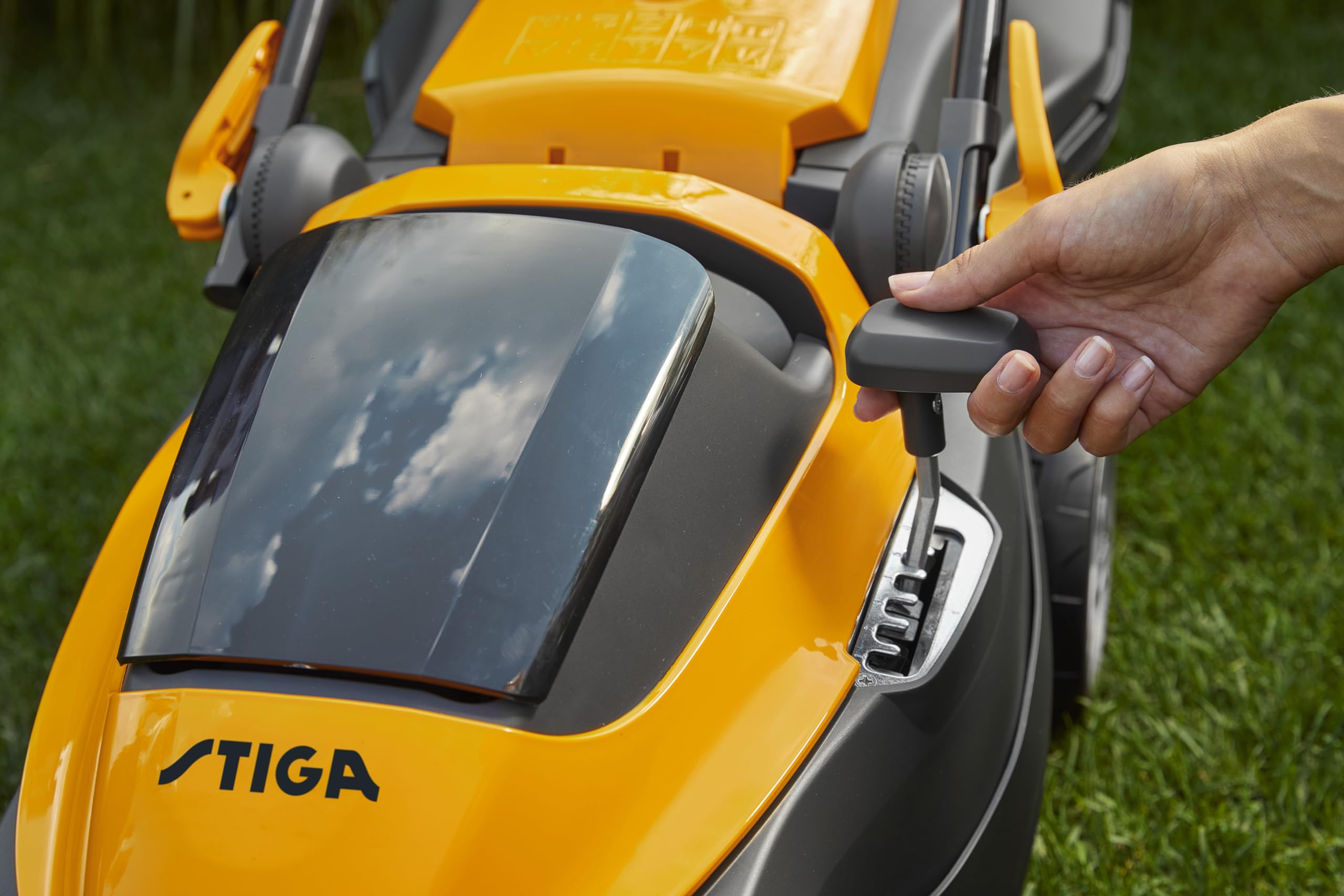 Stiga Cortacésped a batería SLM 136e Kit, 34 cm de Ancho, con 2 baterías de 20 V 2 Ah y Cargador