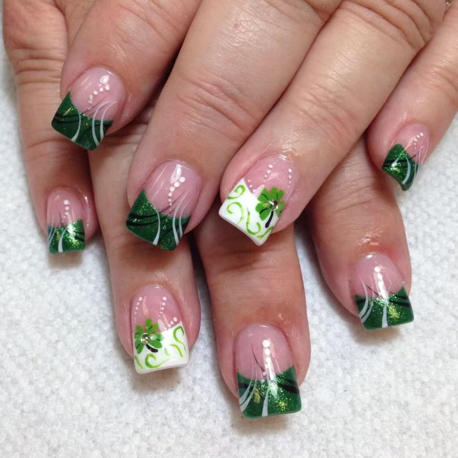 St Patrick MIXFOSAHN Press on Nails Short Square Fake Nails Green Nude False Nails with Green Border Glossy Designs Lucky Clover Stick on Nails Glue